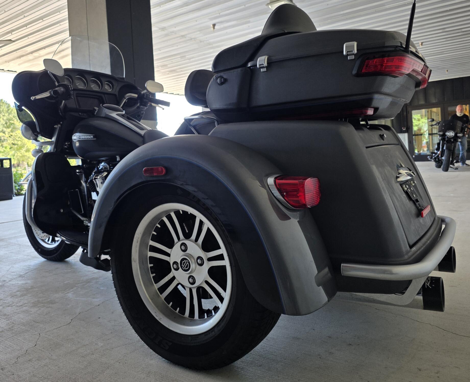 2021 Harley-Davidson® Tri Glide® Ultra Gauntlet Gray Metallic/Vivid Black, photo 11