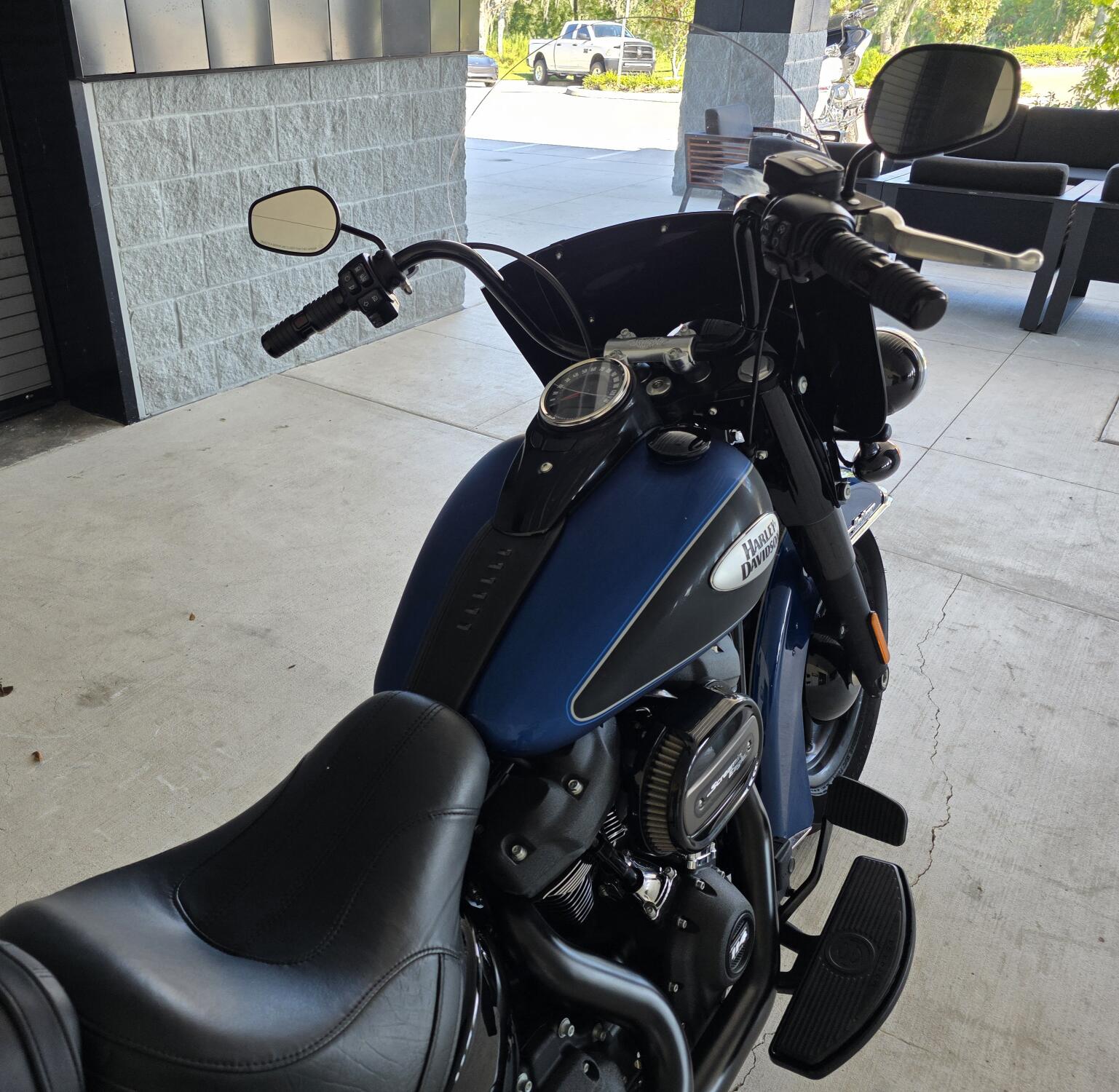 2022 Harley-Davidson® Heritage Classic 114 Reef Blue/Vivid Black (Black Finish w/Laced Wheels), photo 7