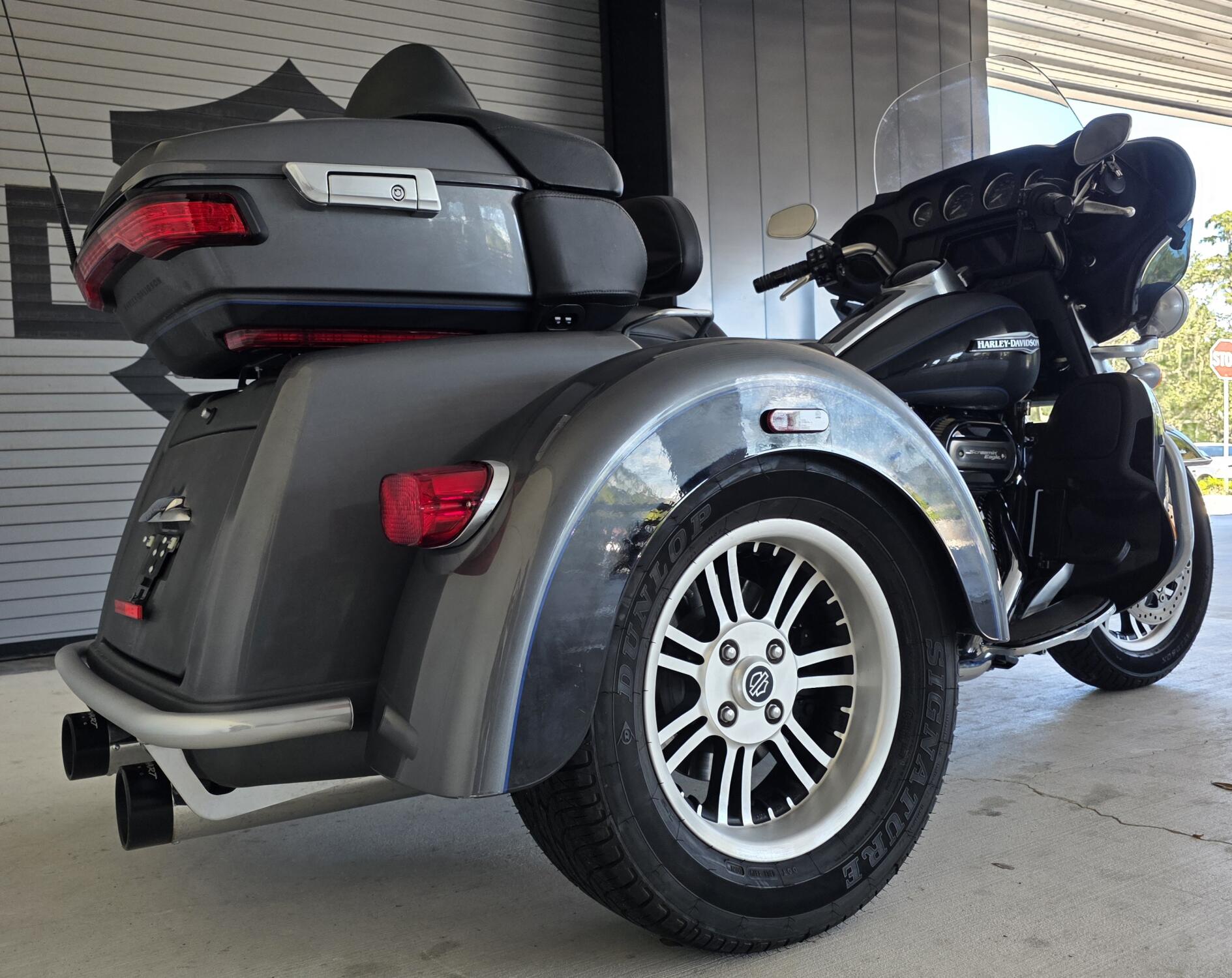 2021 Harley-Davidson® Tri Glide® Ultra Gauntlet Gray Metallic/Vivid Black, photo 8