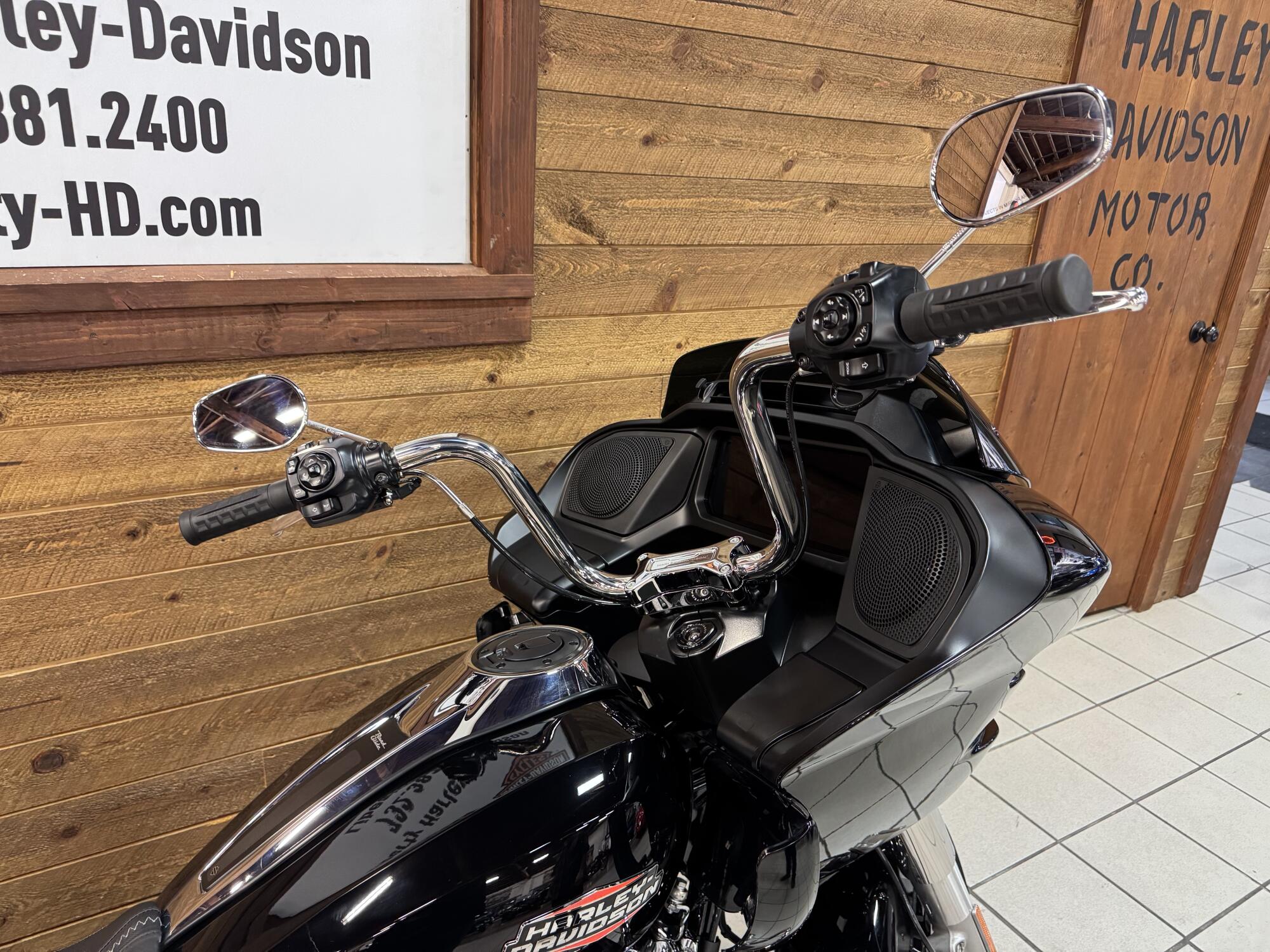 2025 Harley-Davidson® Road Glide® Vivid Black FLTRX, photo 6