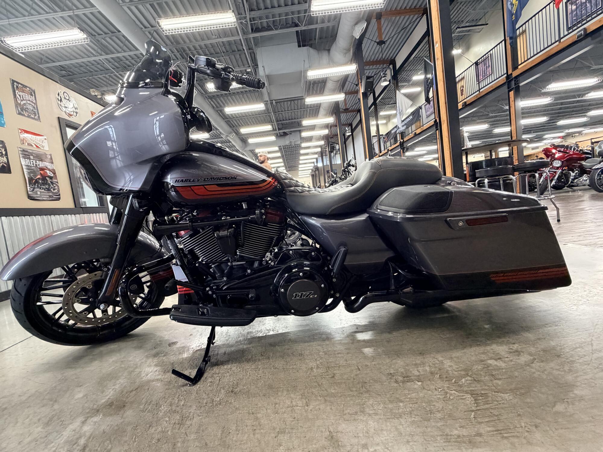 2020 Harley-Davidson® CVO™ Street Glide® FLHXSE, photo 13