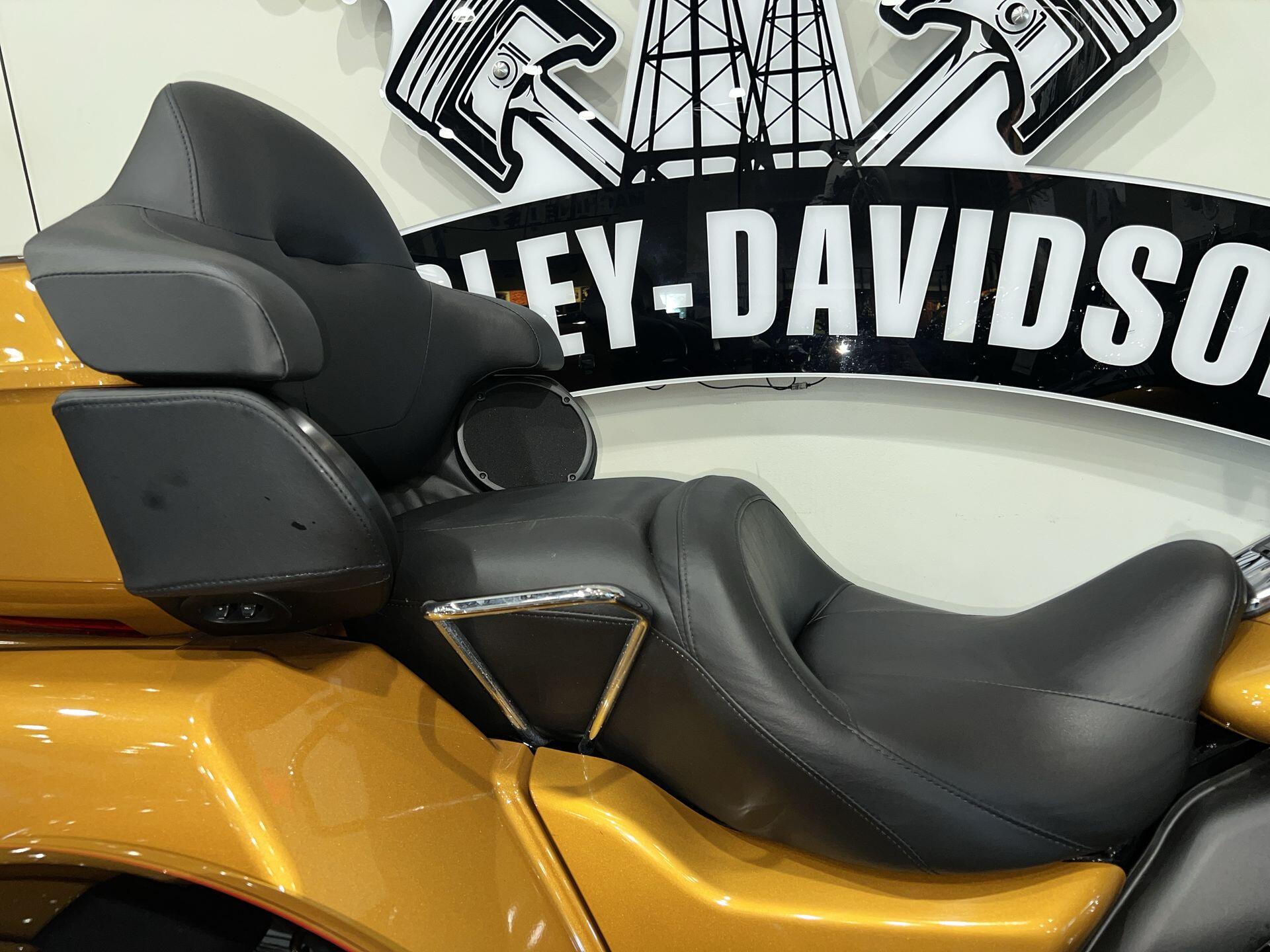 2023 Harley-Davidson® Tri Glide® Ultra FLHTCUTG, photo 7