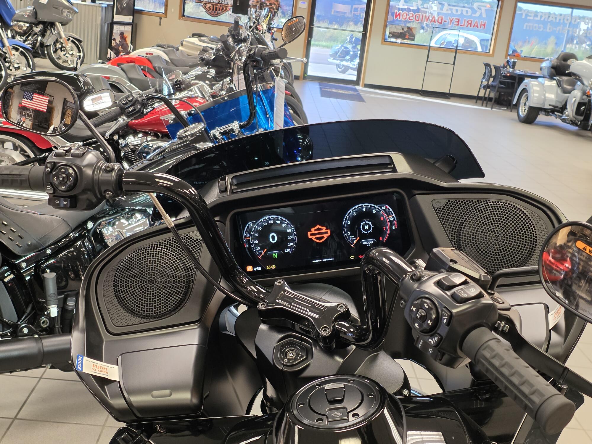 2026 Harley-Davidson® Road Glide® Vivid Black Black Trim, photo 22