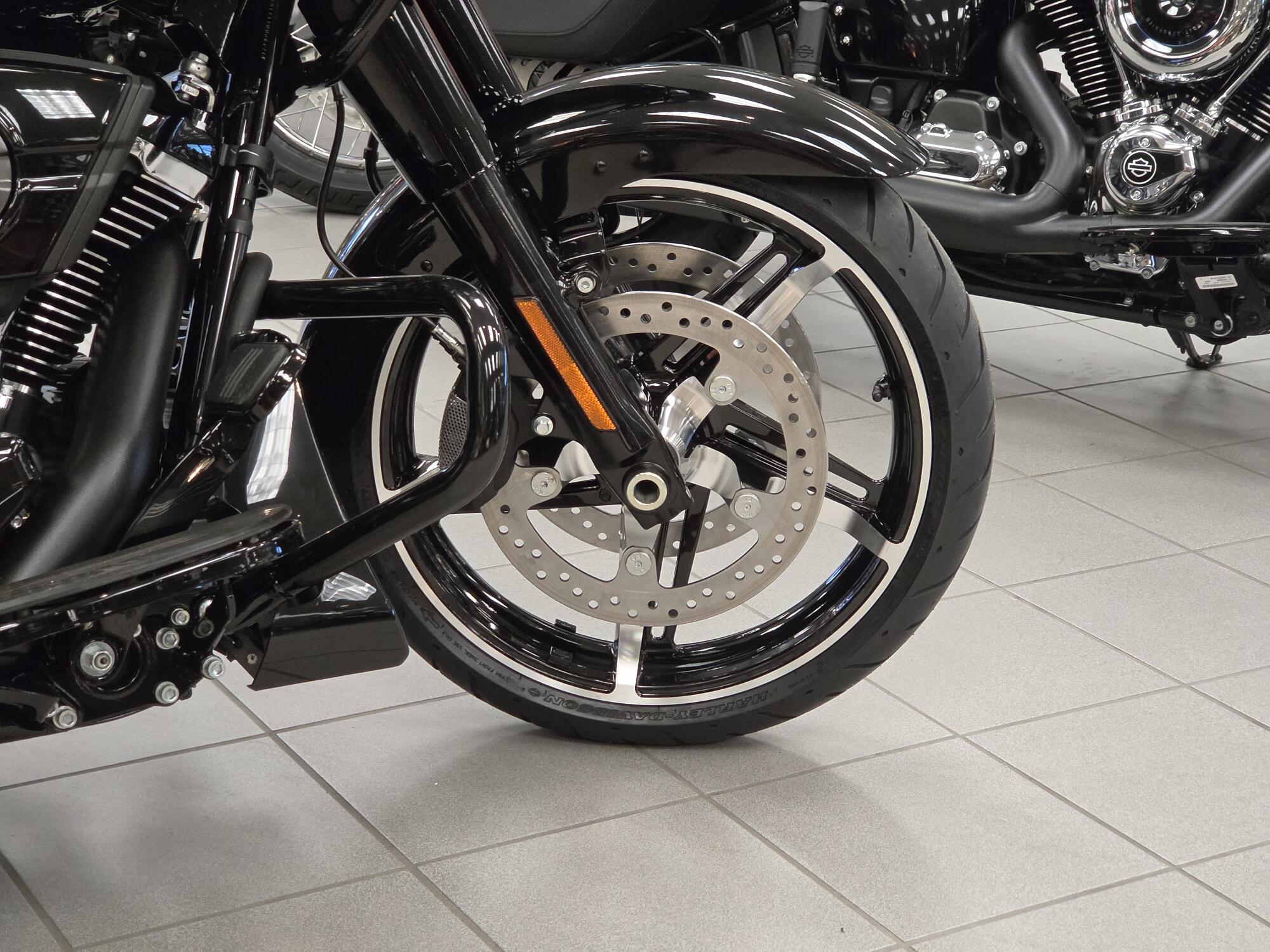 2026 Harley-Davidson® Road Glide® Vivid Black Black Trim, photo 9