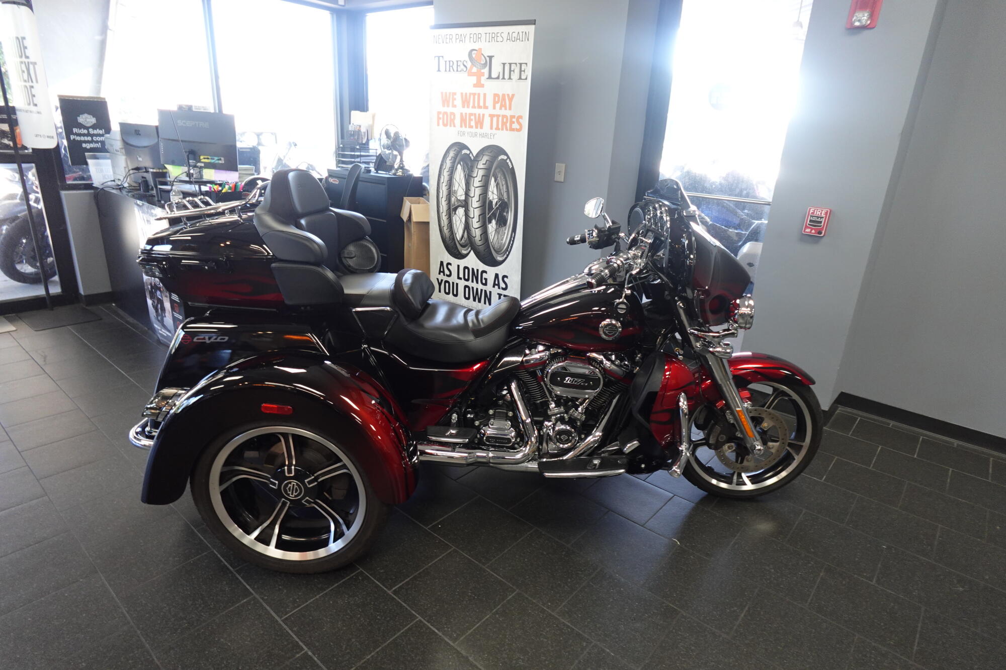2022 Harley-Davidson® CVO™ Tri Glide® FLHTCUTGSE