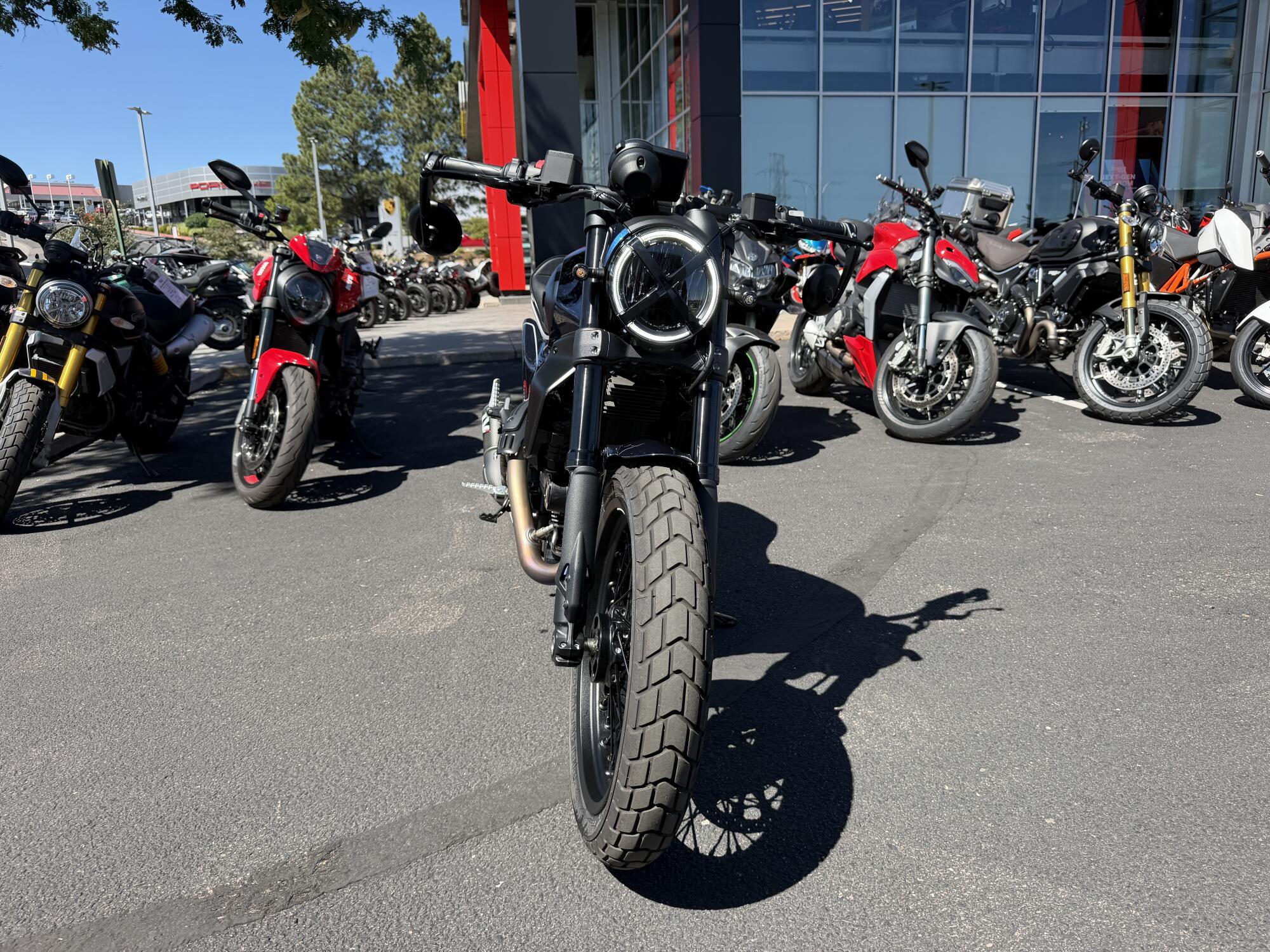 SC800NS 2025 Scrambler® Nightshift, photo 2