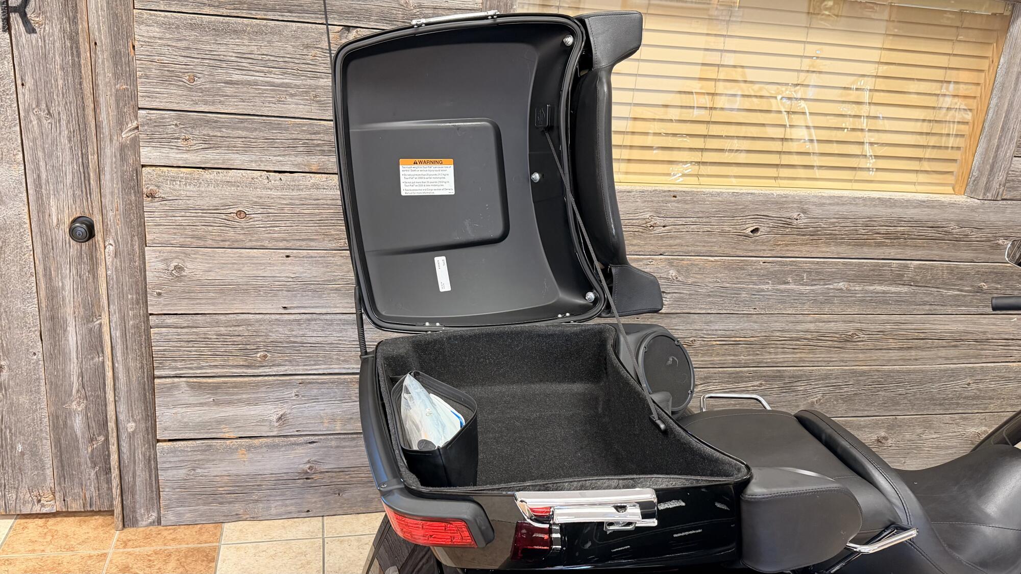 2024 Harley-Davidson® Tri Glide® Ultra Vivid Black, photo 10
