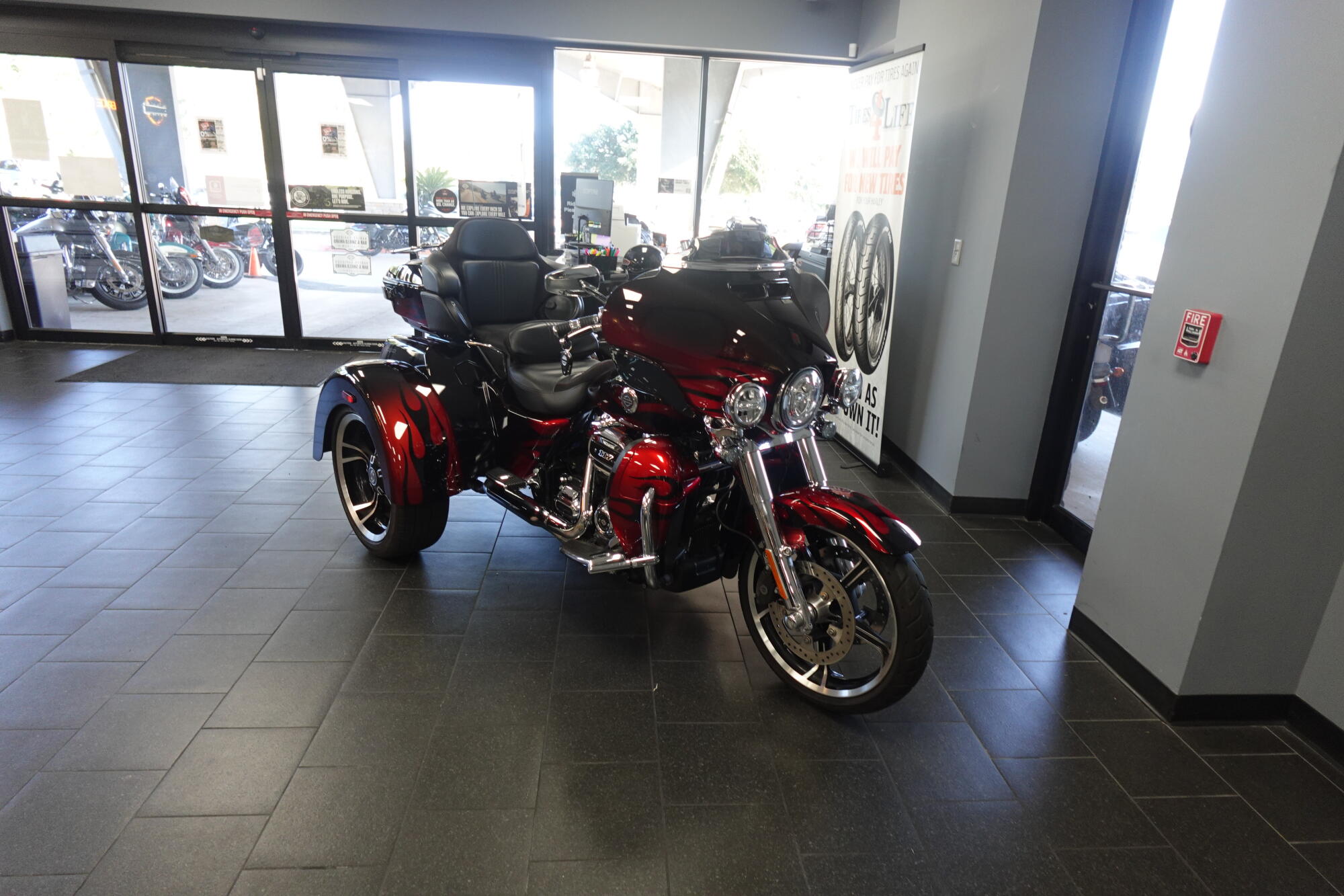 2022 Harley-Davidson® CVO™ Tri Glide® FLHTCUTGSE, photo 2