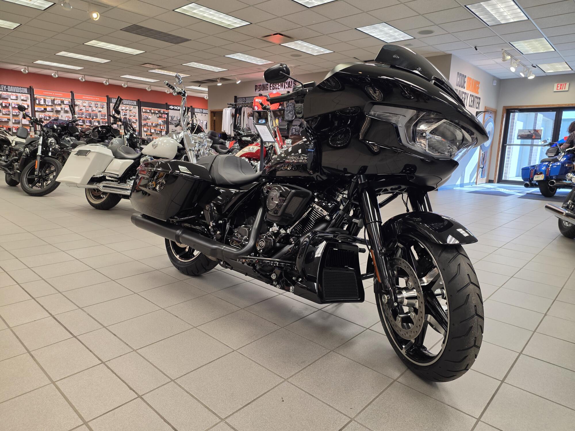 2026 Harley-Davidson® Road Glide® Vivid Black Black Trim, photo 2