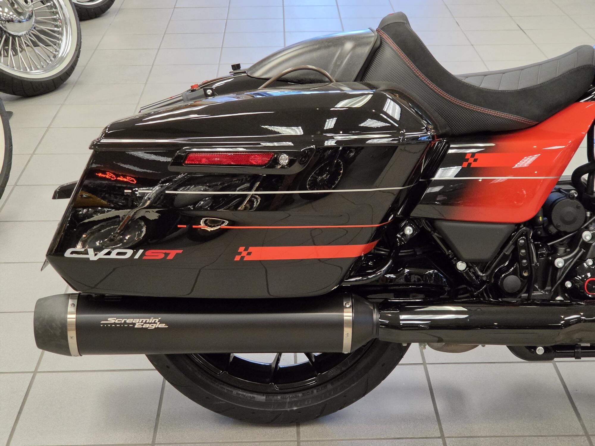 2026 Harley-Davidson® CVO Road Glide ST Citrus Heat Re-Entry, photo 12