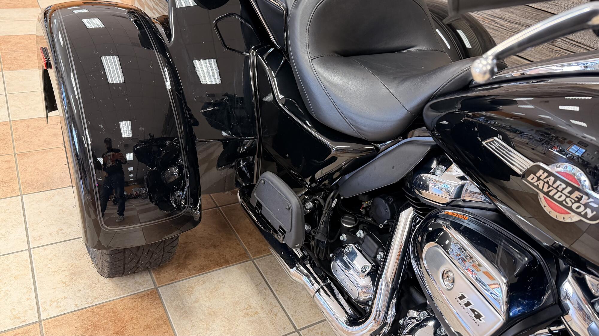 2024 Harley-Davidson® Tri Glide® Ultra Vivid Black, photo 14