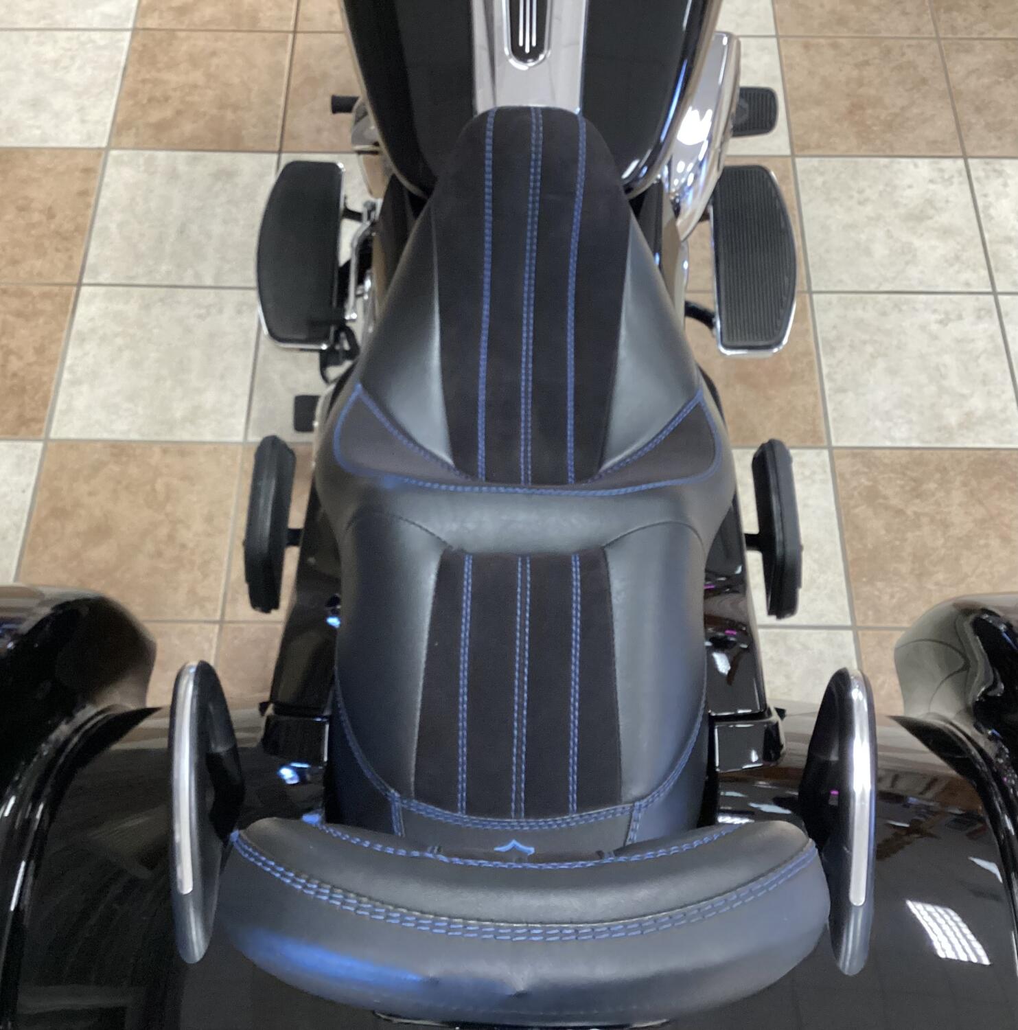 2023 Harley-Davidson® Road Glide® 3 Vivid Black, photo 6
