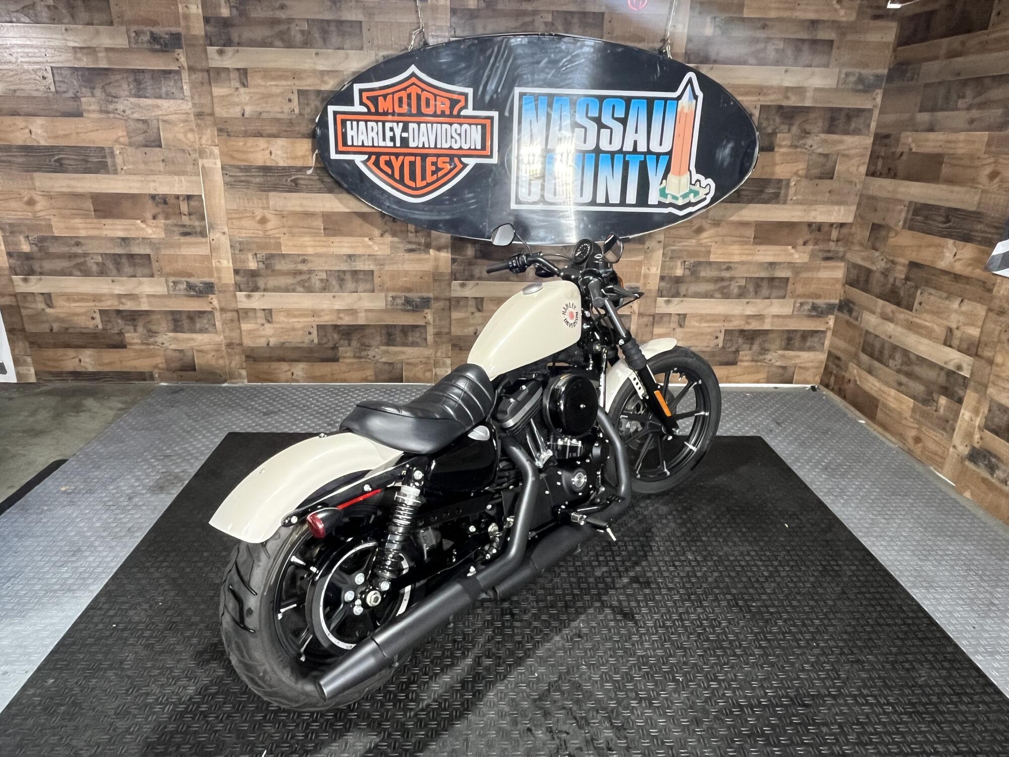 2022 Harley-Davidson® Iron 883™ White Sand Pearl, photo 8