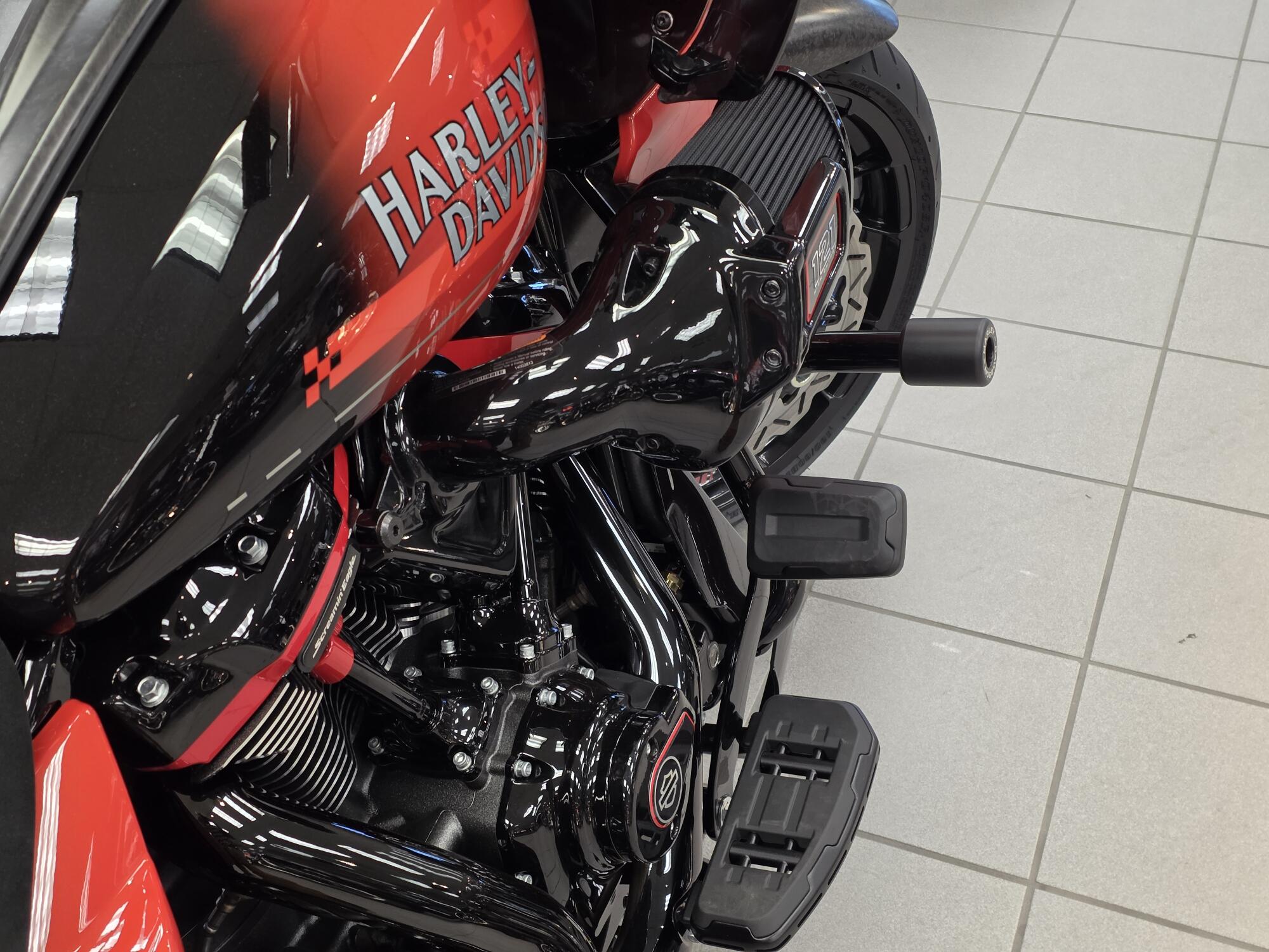 2026 Harley-Davidson® CVO Road Glide ST Citrus Heat Re-Entry, photo 18