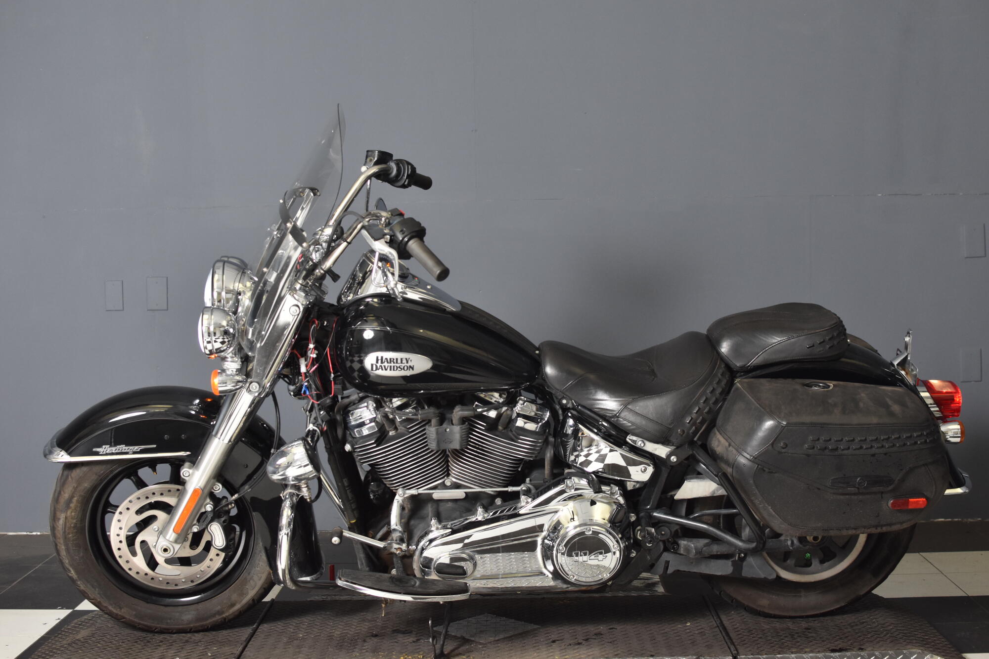 2022 Harley-Davidson® Heritage Classic 114 Vivid Black (Black Finish w/Cast Wheels) FLHCS, photo 5