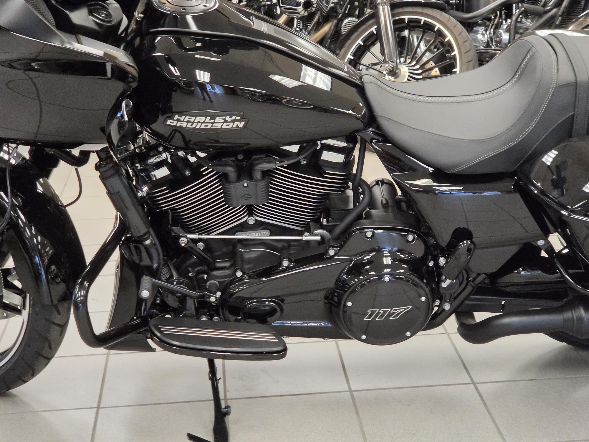 2026 Harley-Davidson® Road Glide® Vivid Black Black Trim, photo 15