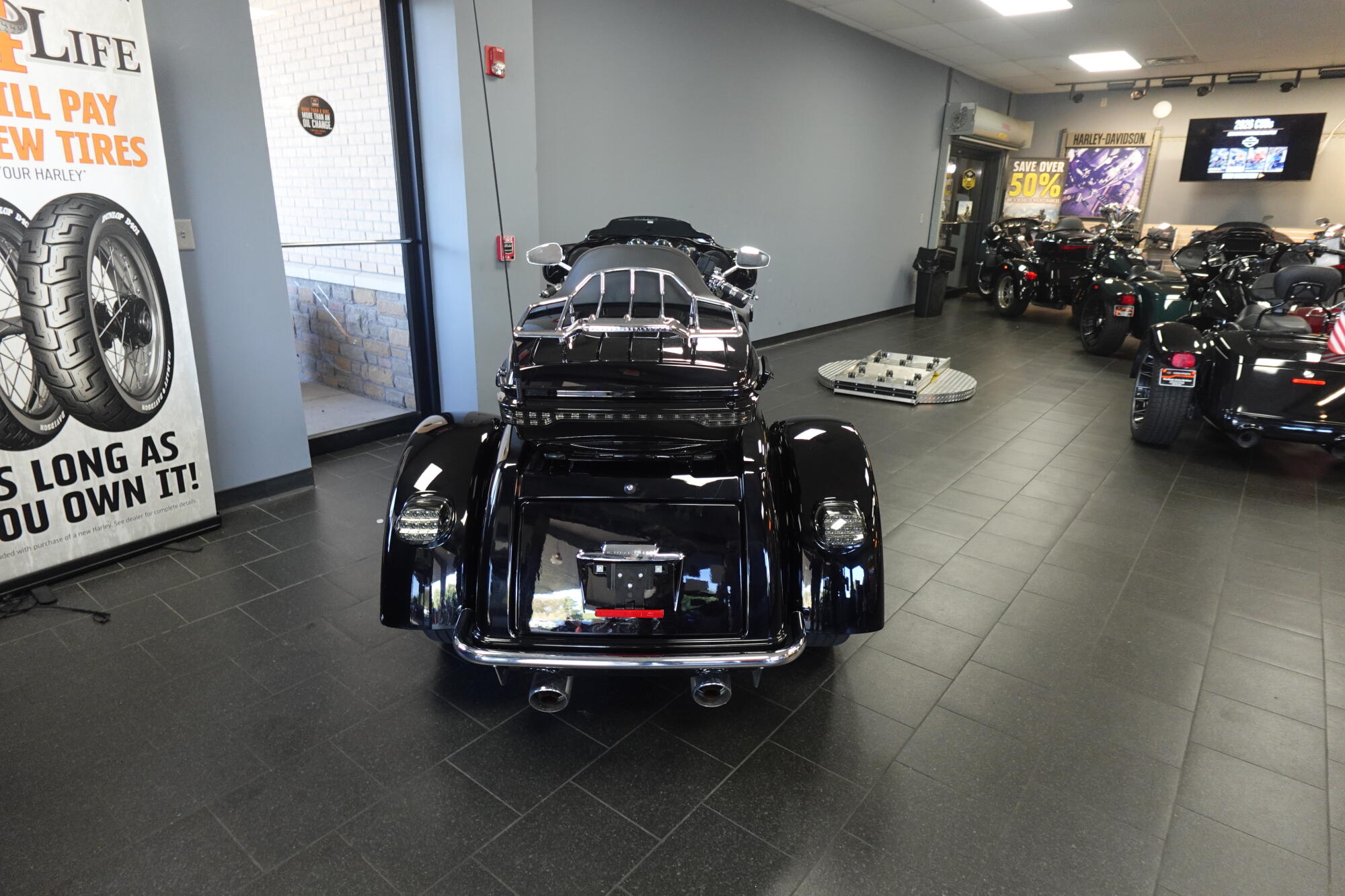 2022 Harley-Davidson® CVO™ Tri Glide® FLHTCUTGSE, photo 6
