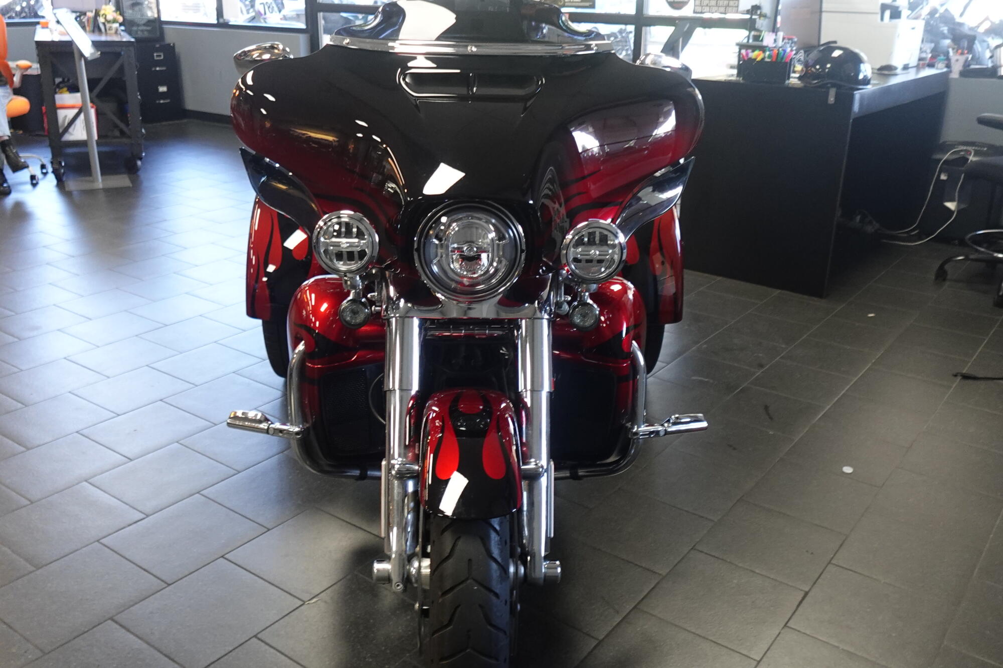 2022 Harley-Davidson® CVO™ Tri Glide® FLHTCUTGSE, photo 3