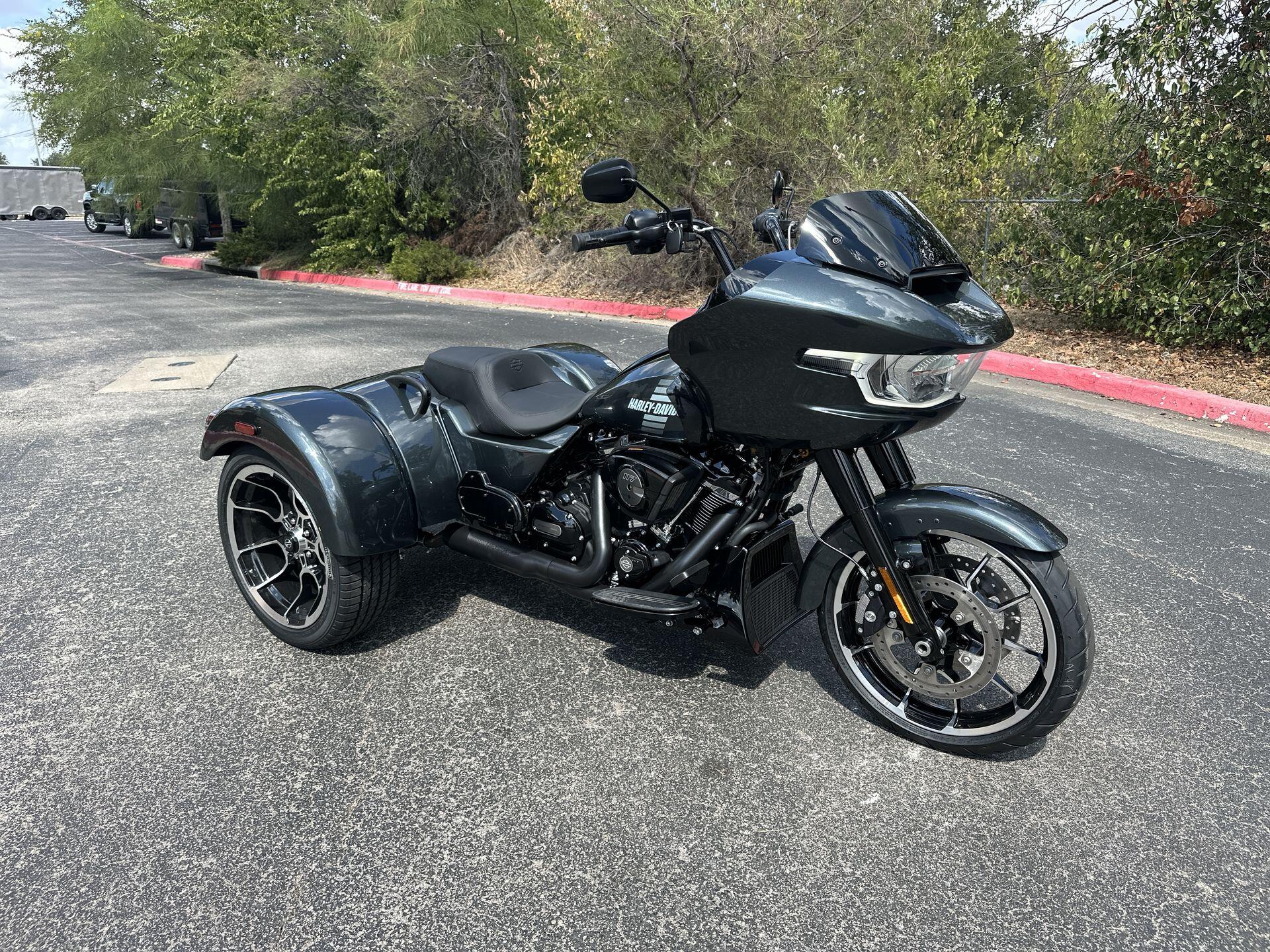 2026 Harley-Davidson® Road Glide 3 FLTRT, photo 4