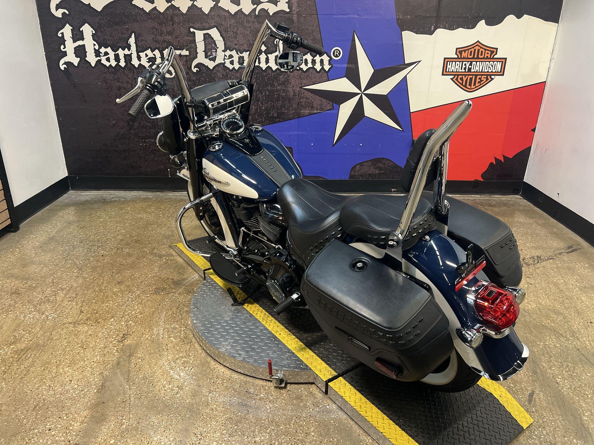 2019 Harley-Davidson® Heritage Classic 114 FLHCS, photo 3