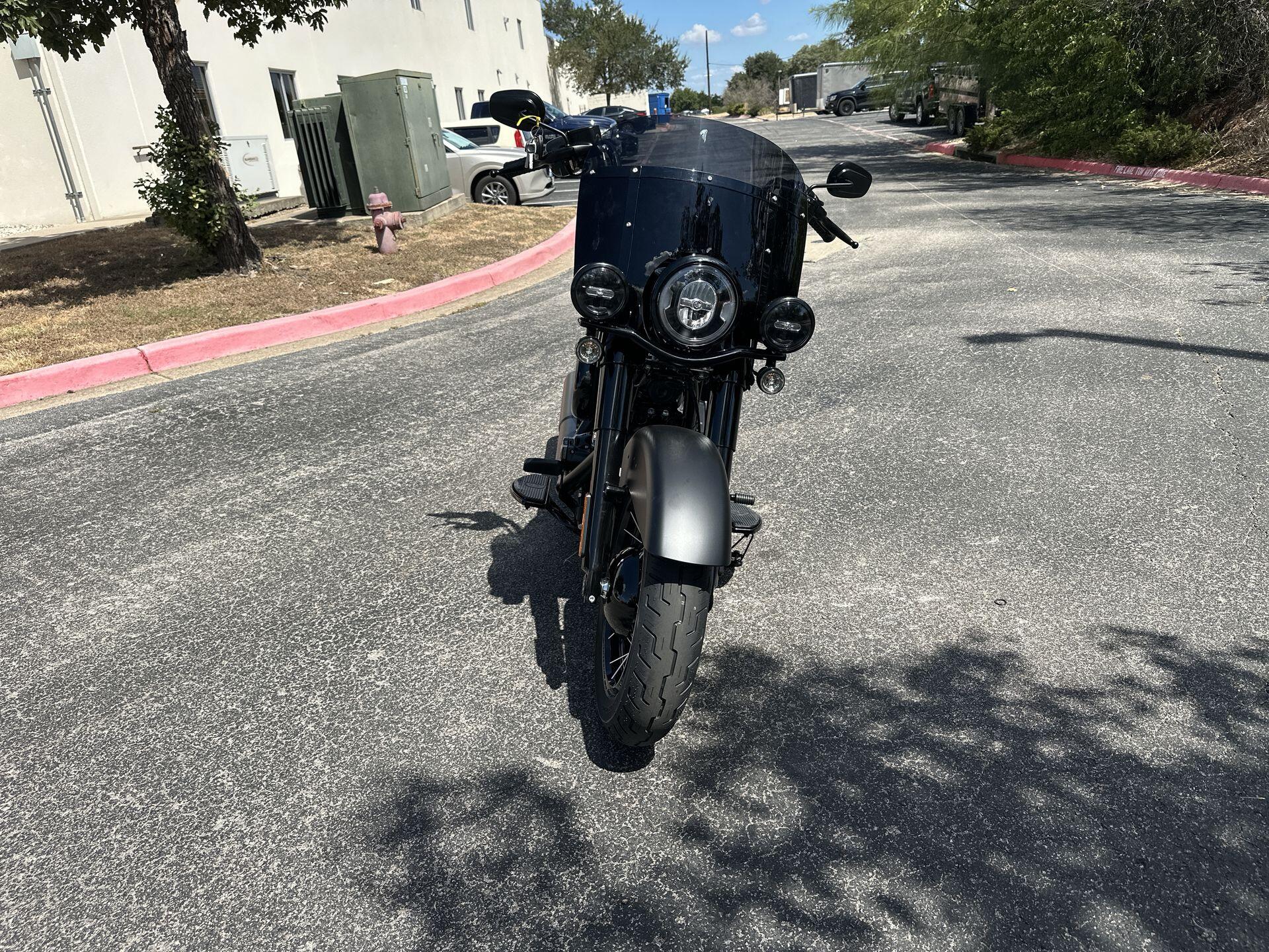 2026 Harley-Davidson® Deadwood™ FLHD, photo 4