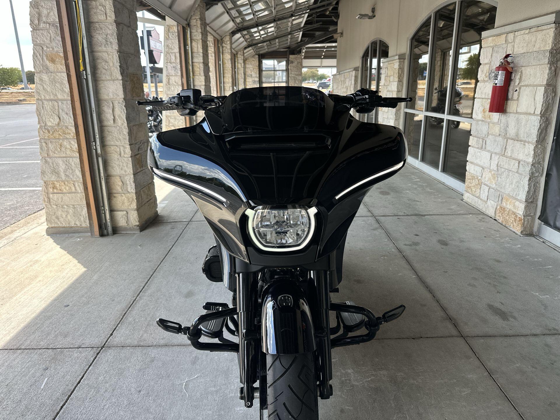 2024 Harley-Davidson® Street Glide® FLHX, photo 11