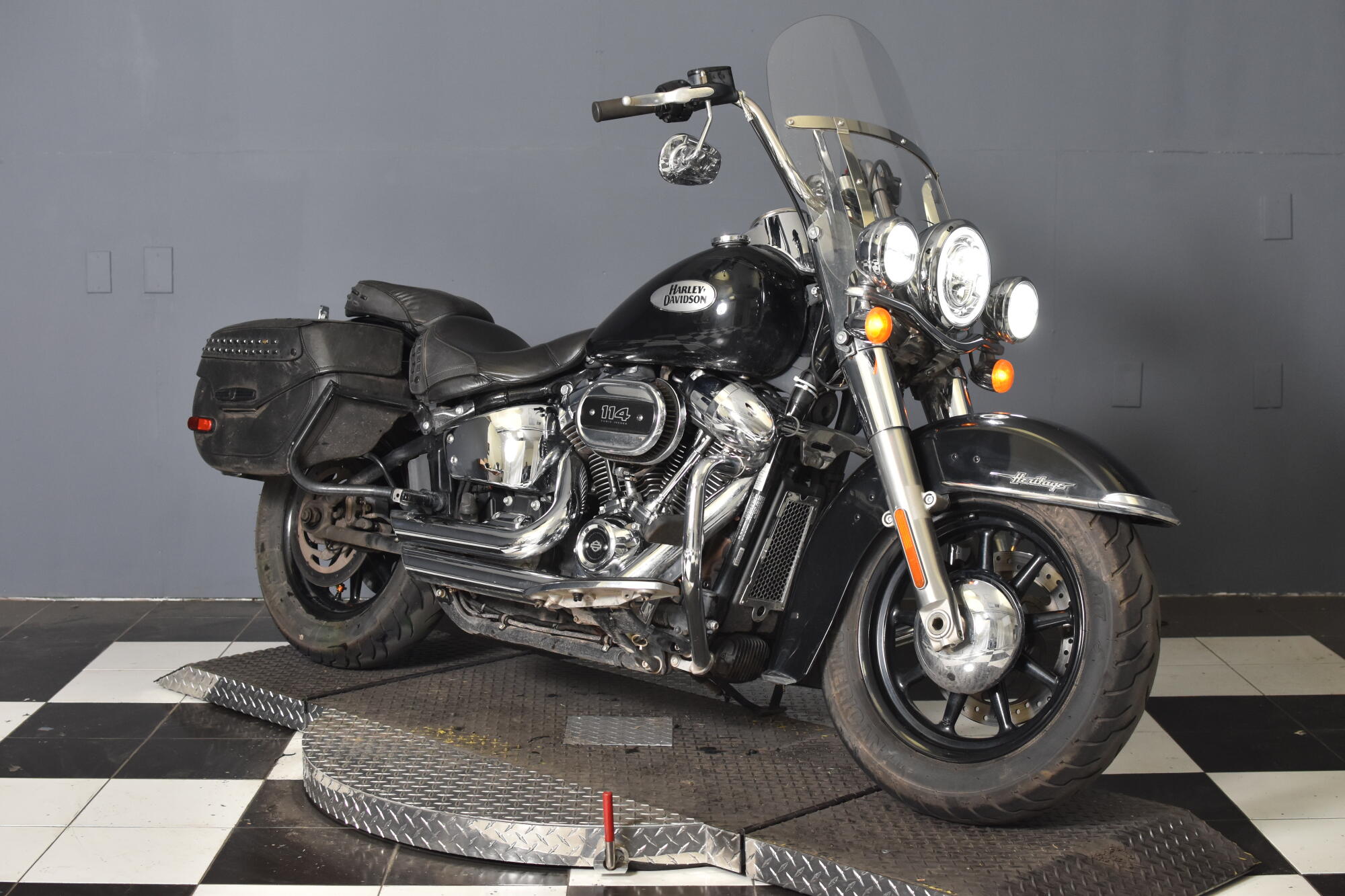 2022 Harley-Davidson® Heritage Classic 114 Vivid Black (Black Finish w/Cast Wheels) FLHCS, photo 2