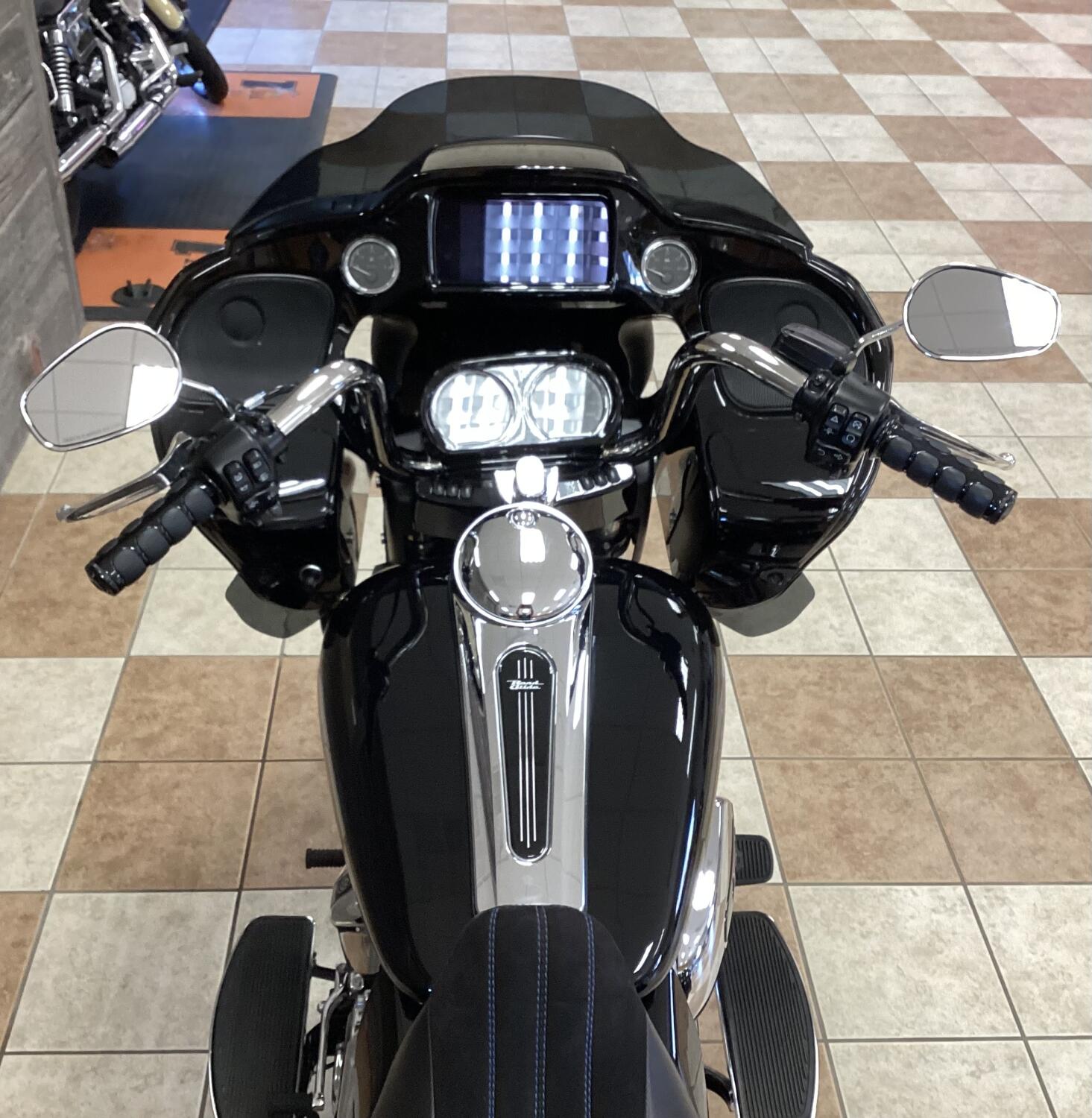 2023 Harley-Davidson® Road Glide® 3 Vivid Black, photo 10