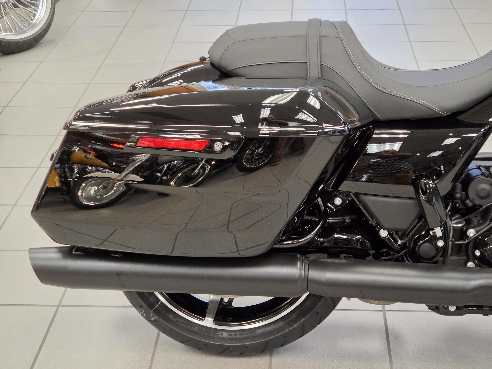 2026 Harley-Davidson® Road Glide® Vivid Black Black Trim, photo 12