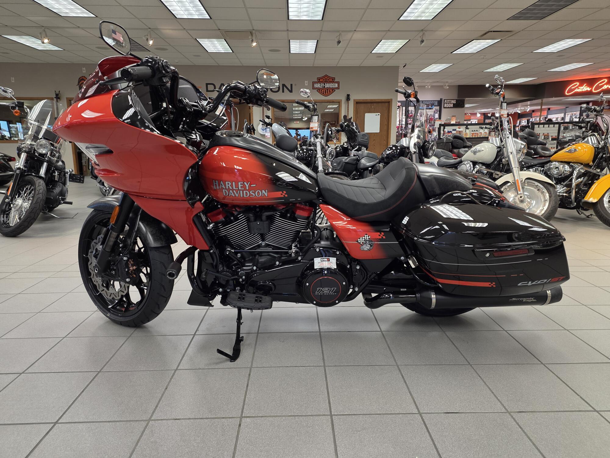 2026 Harley-Davidson® CVO Road Glide ST Citrus Heat Re-Entry, photo 5