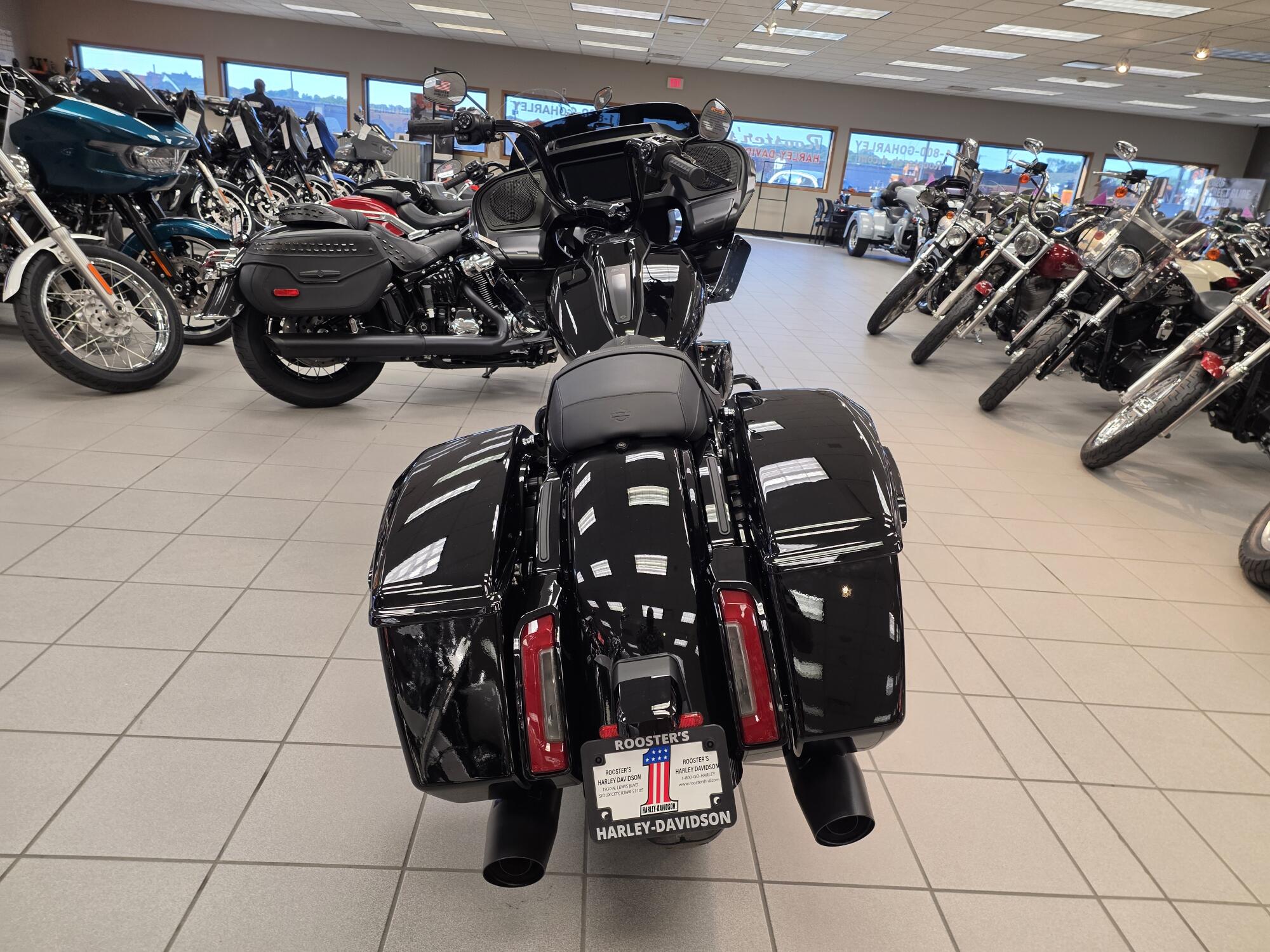 2026 Harley-Davidson® Road Glide® Vivid Black Black Trim, photo 7