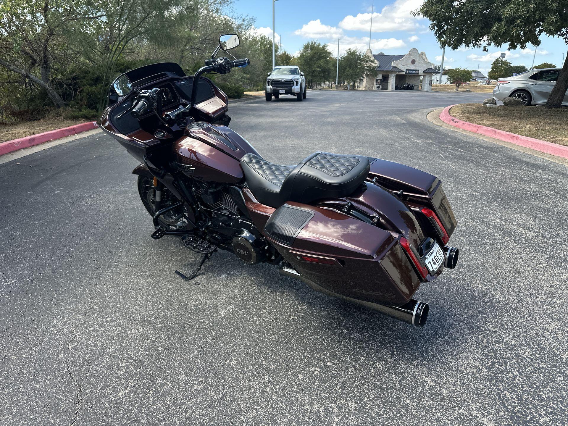 2024 Harley-Davidson® CVO™ Road Glide® FLTRXSE, photo 8