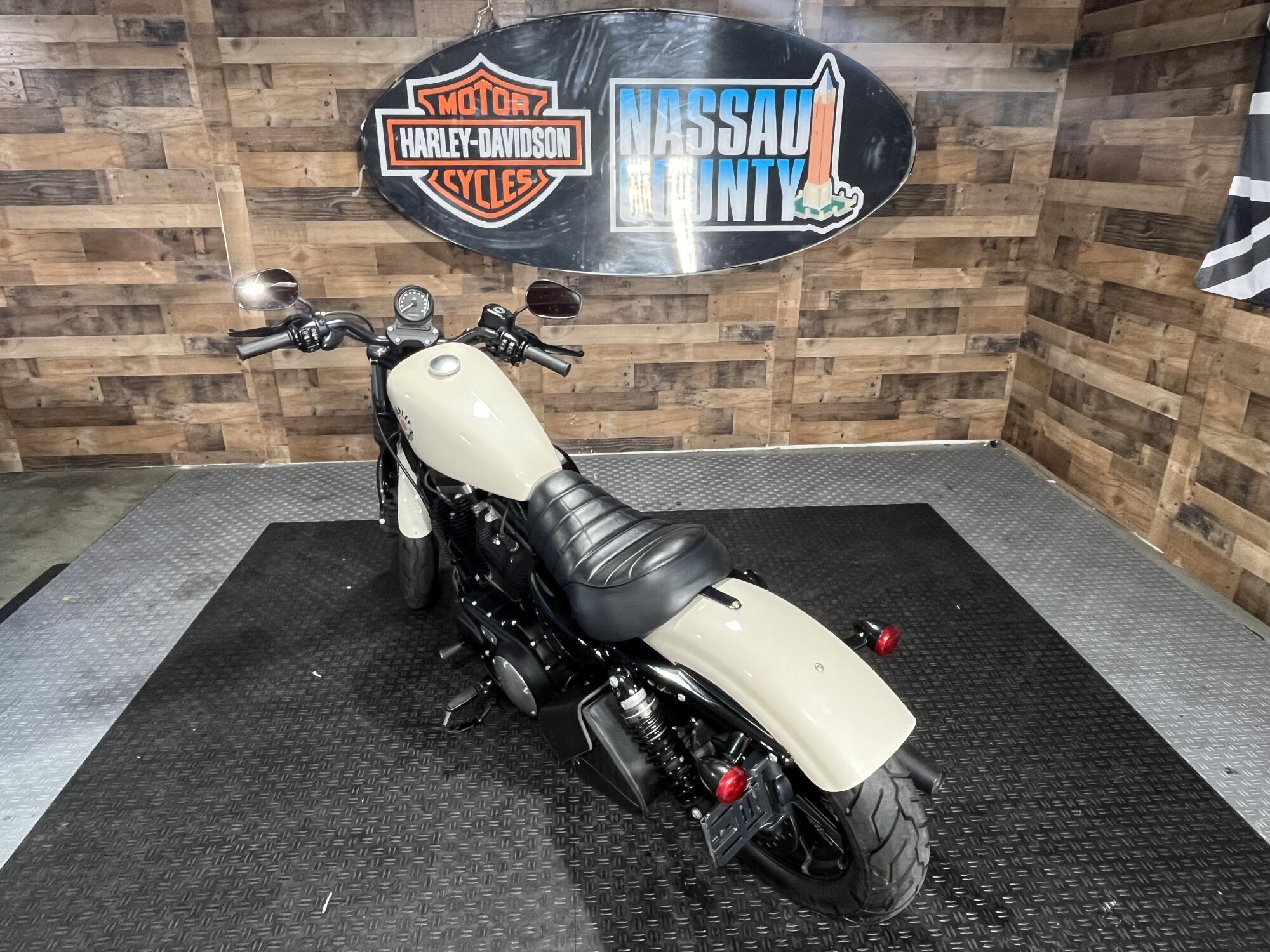 2022 Harley-Davidson® Iron 883™ White Sand Pearl, photo 6