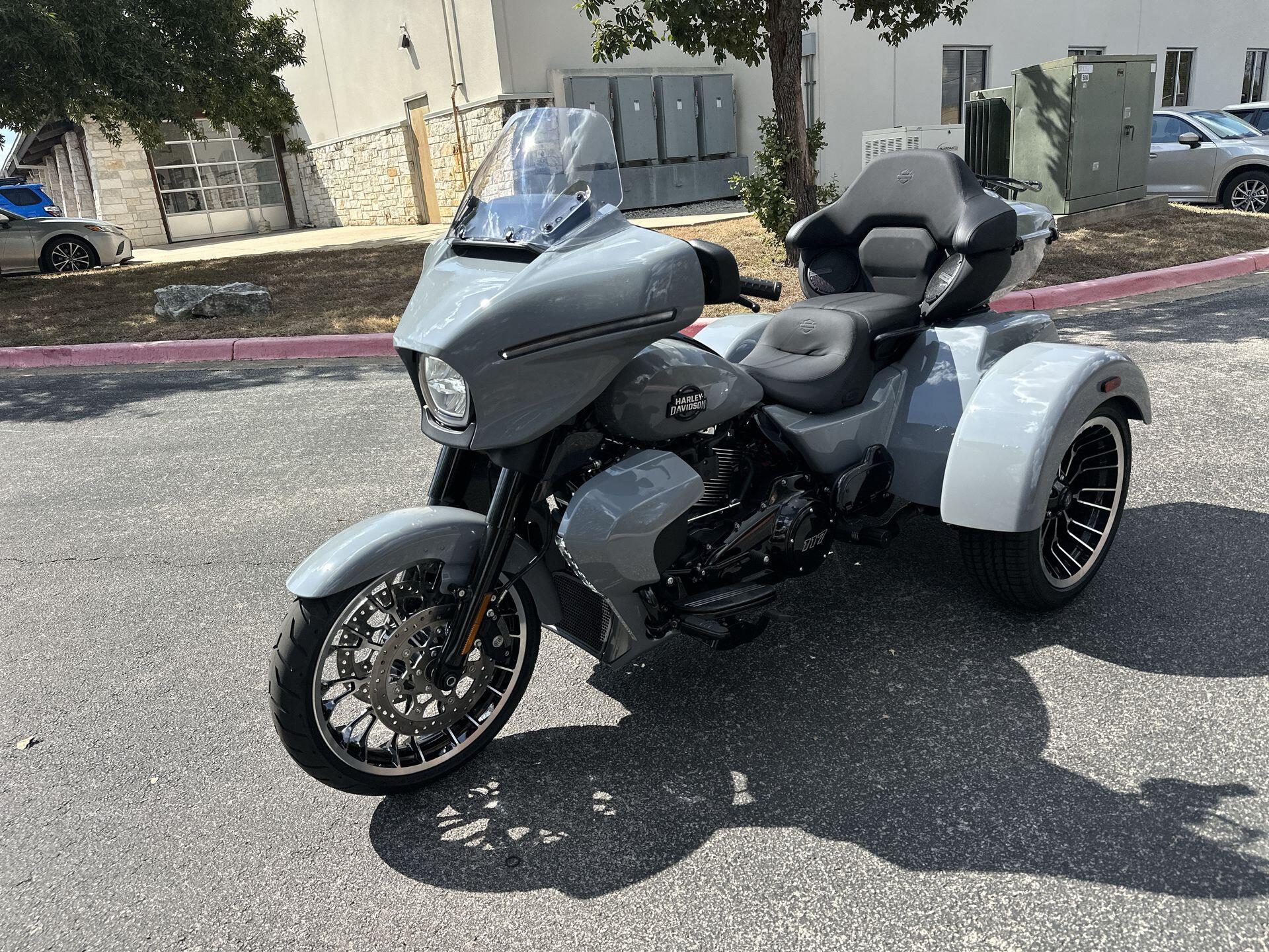 2026 Harley-Davidson® Street Glide 3 Limited FLHLT, photo 6