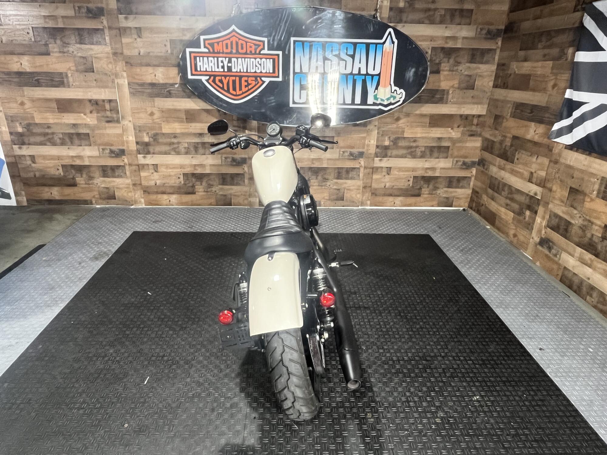 2022 Harley-Davidson® Iron 883™ White Sand Pearl, photo 7