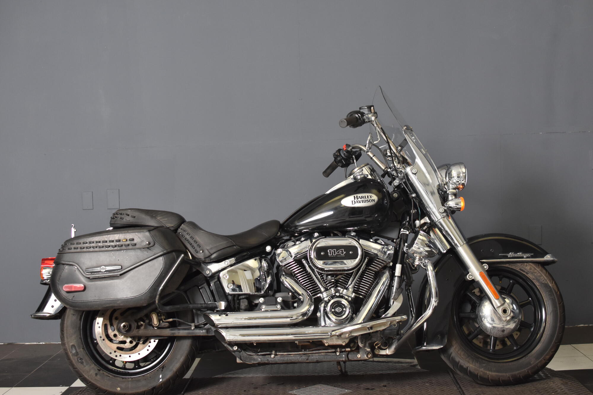 2022 Harley-Davidson® Heritage Classic 114 Vivid Black (Black Finish w/Cast Wheels) FLHCS