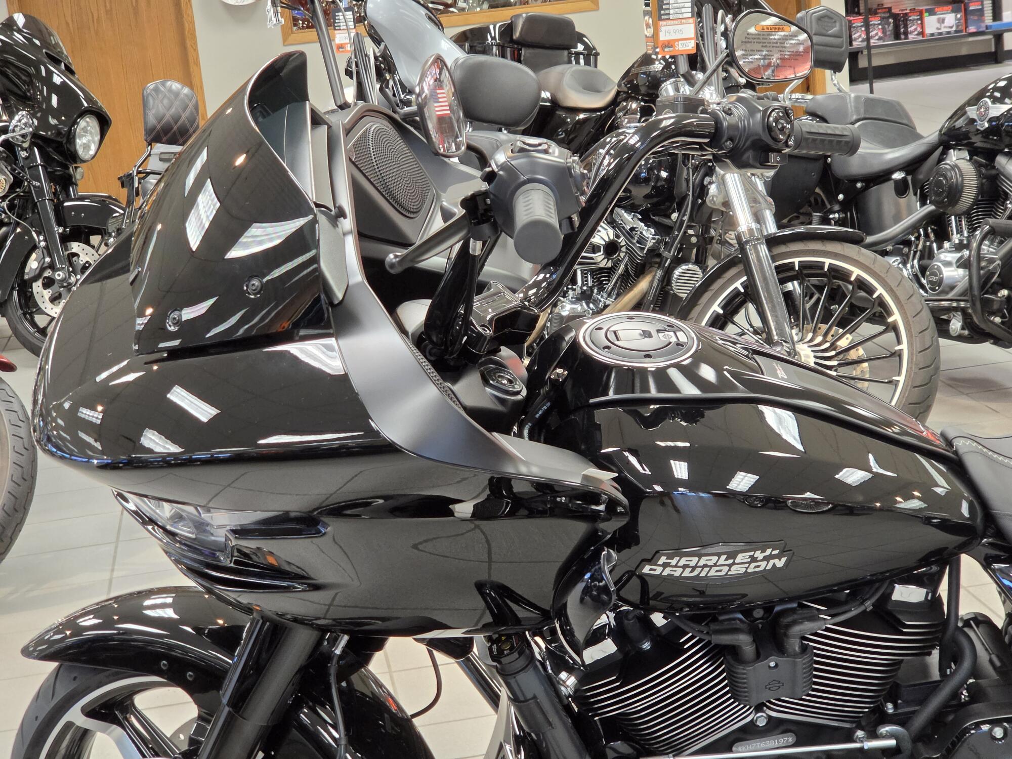 2026 Harley-Davidson® Road Glide® Vivid Black Black Trim, photo 14