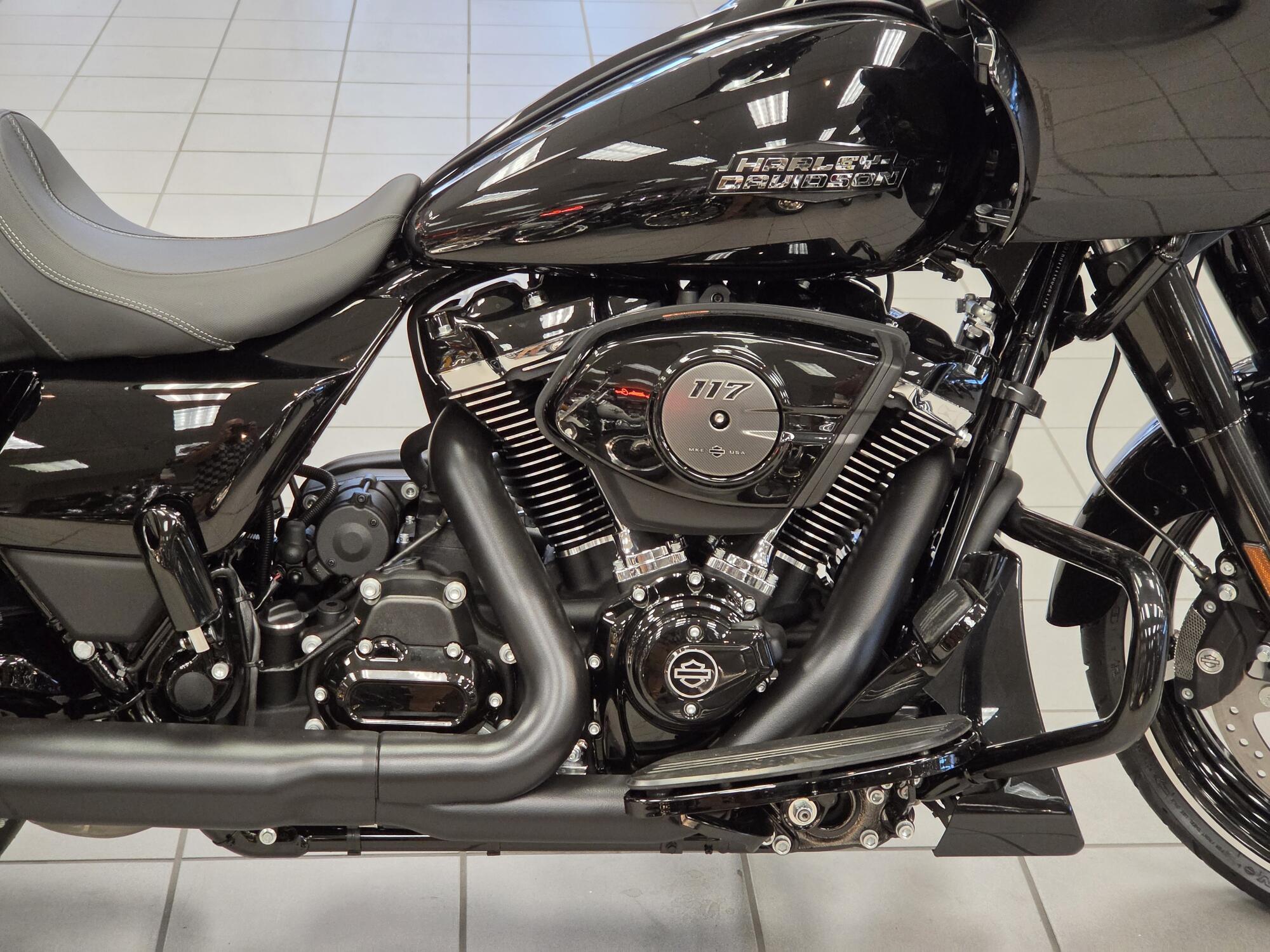 2026 Harley-Davidson® Road Glide® Vivid Black Black Trim, photo 11