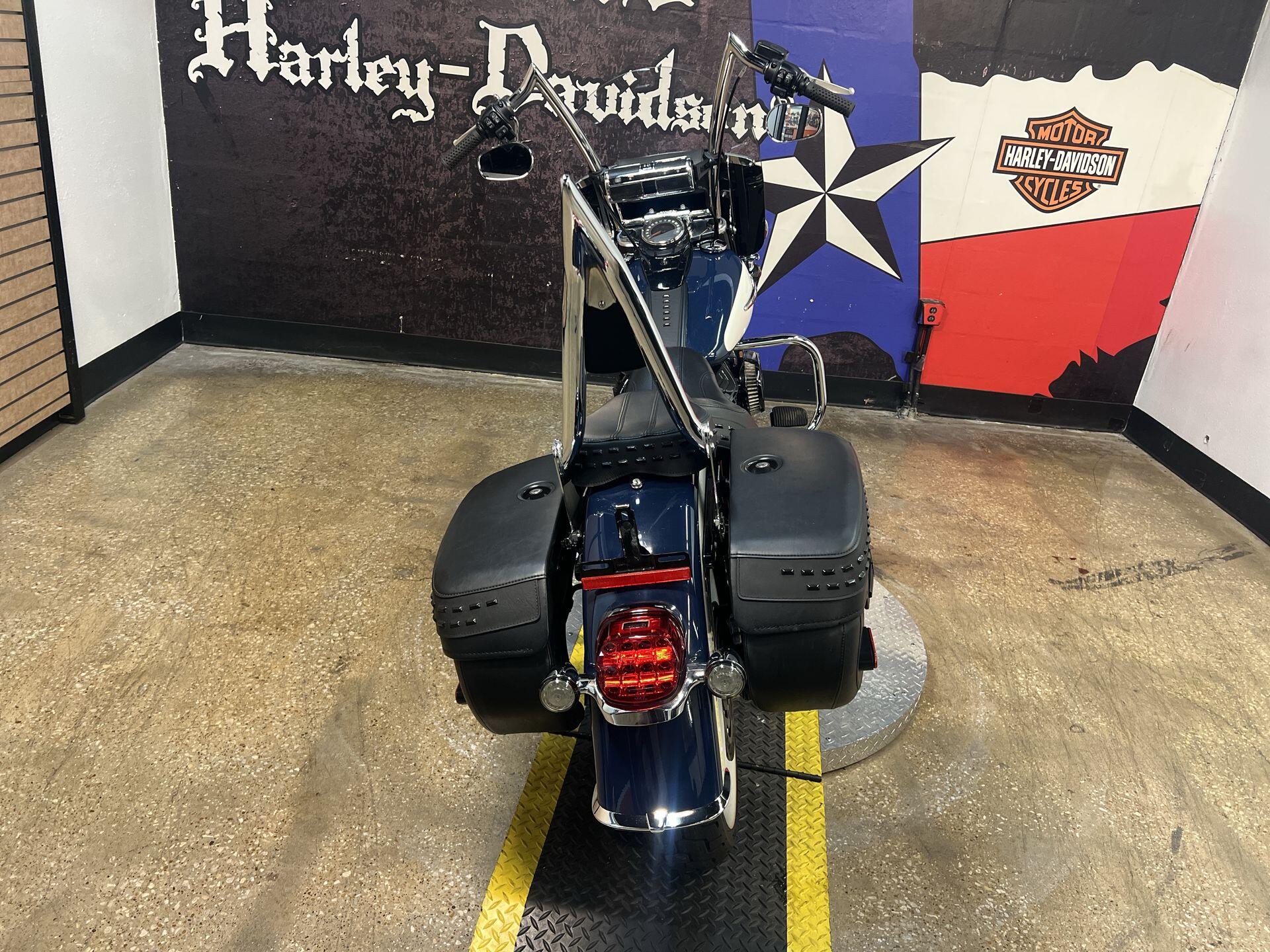 2019 Harley-Davidson® Heritage Classic 114 FLHCS, photo 10
