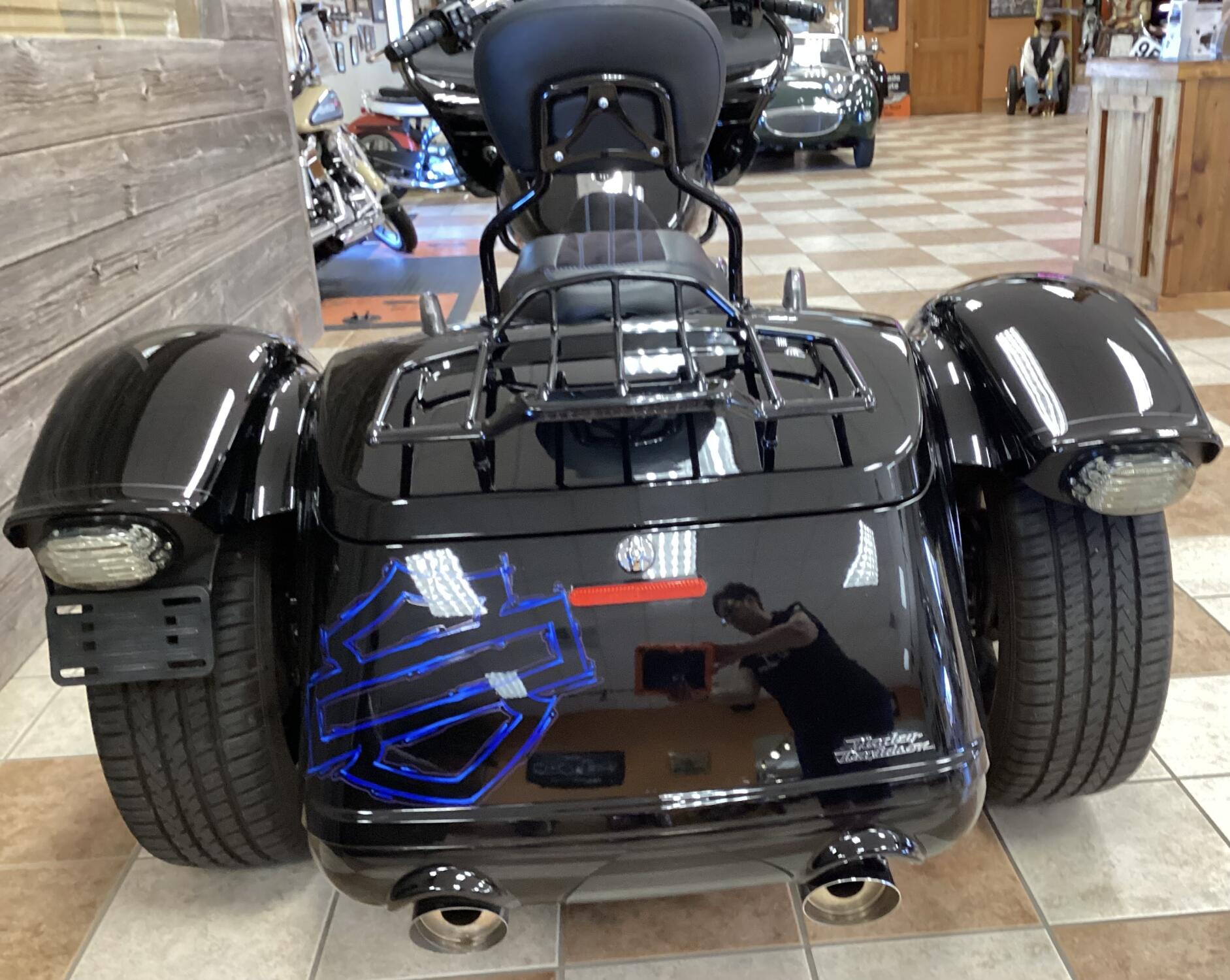 2023 Harley-Davidson® Road Glide® 3 Vivid Black, photo 7