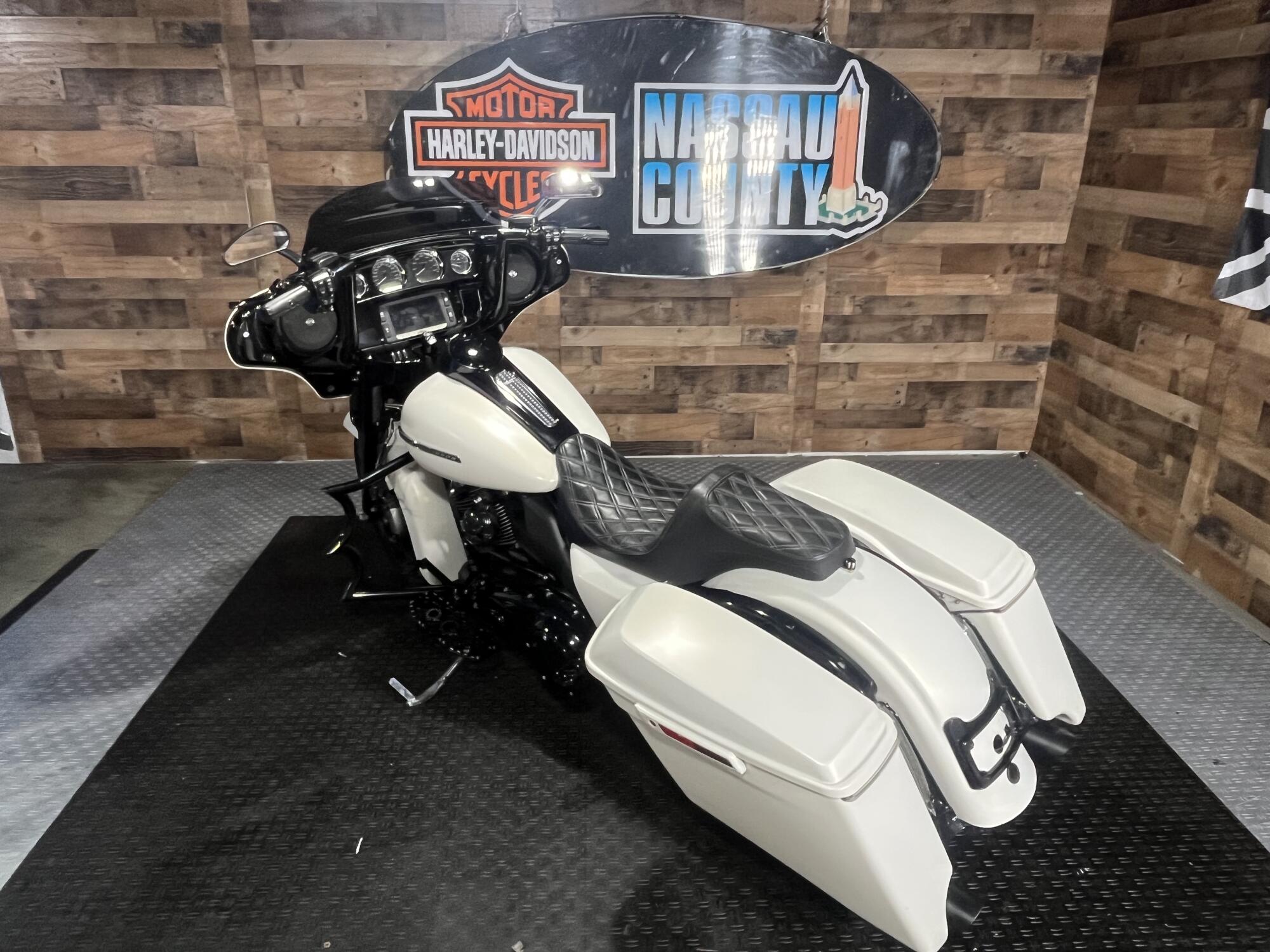 2018 Harley-Davidson® Street Glide® Special Bonneville Salt Denim, photo 6