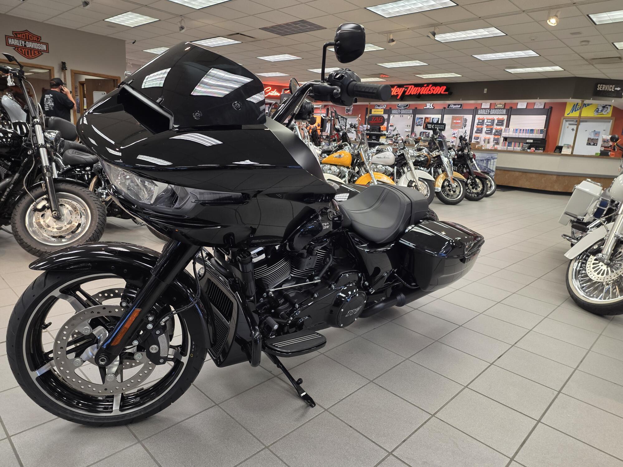 2026 Harley-Davidson® Road Glide® Vivid Black Black Trim, photo 4