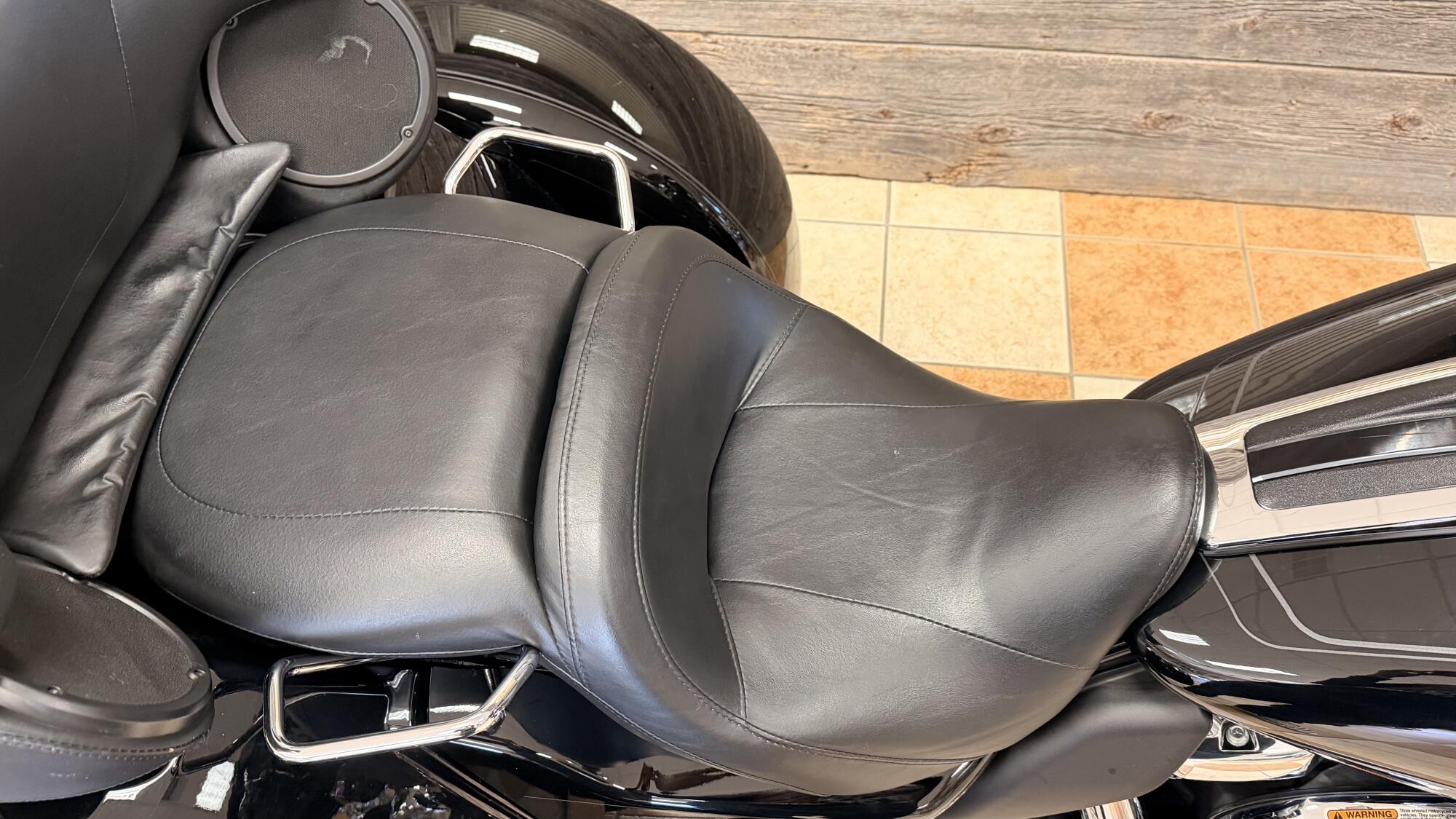 2024 Harley-Davidson® Tri Glide® Ultra Vivid Black, photo 12