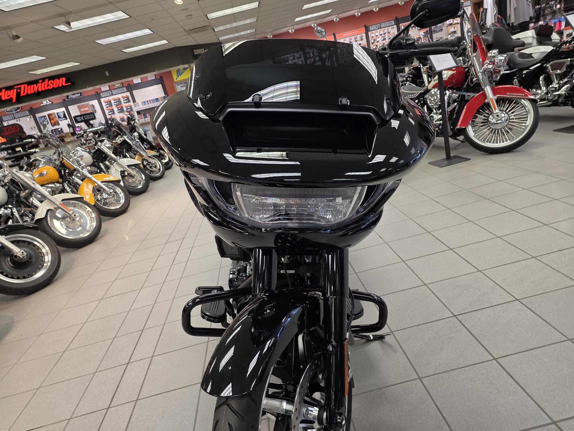 2026 Harley-Davidson® Road Glide® Vivid Black Black Trim, photo 18