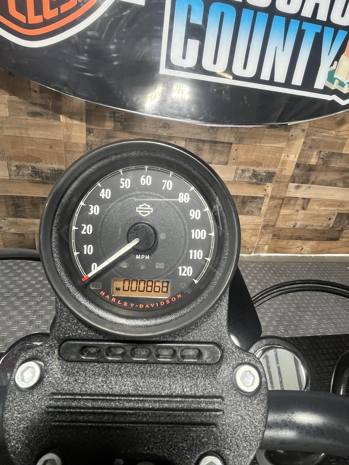 2022 Harley-Davidson® Iron 883™ White Sand Pearl, photo 9