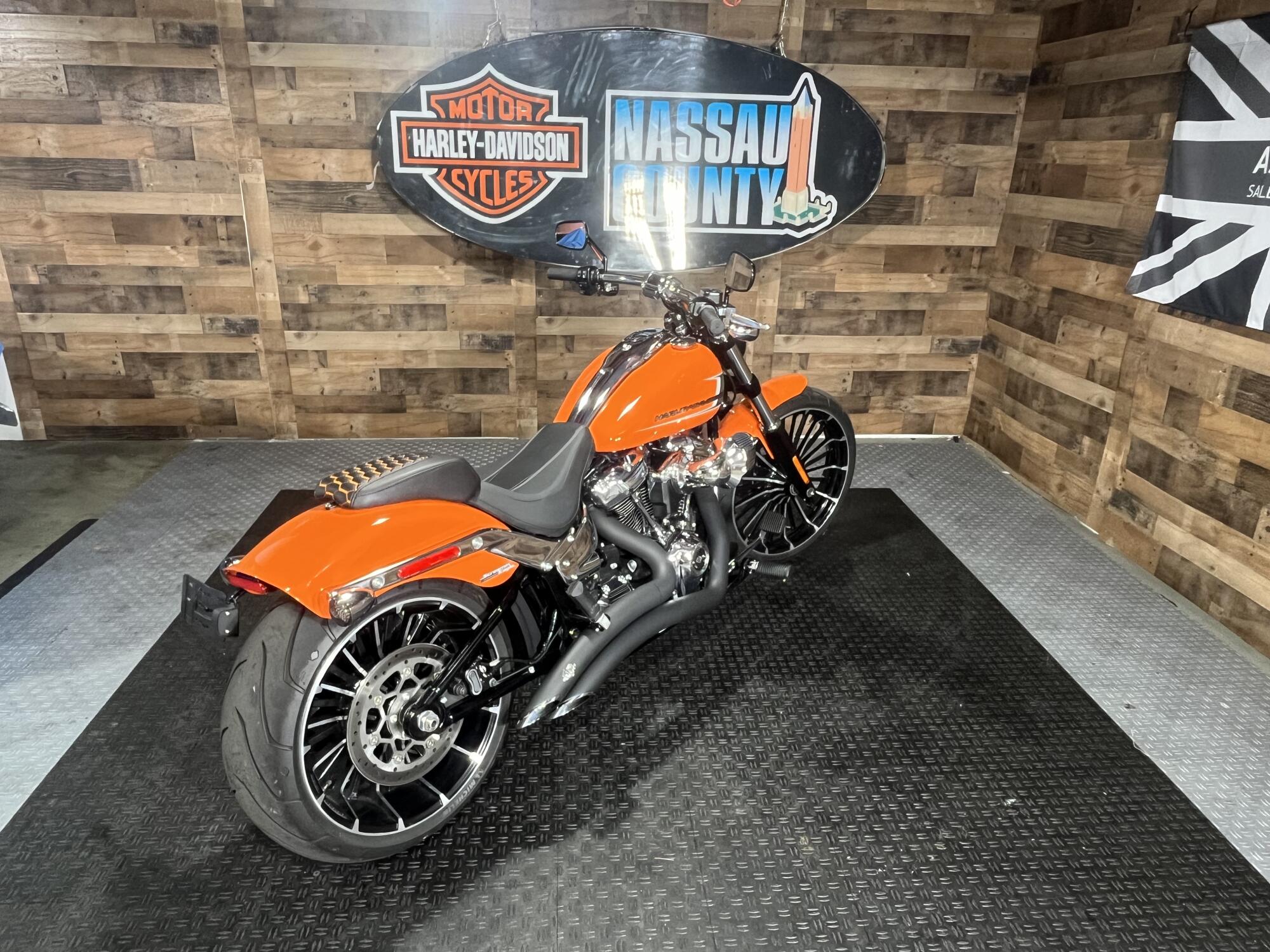 2023 Harley-Davidson® Breakout™ Baja Orange, photo 8