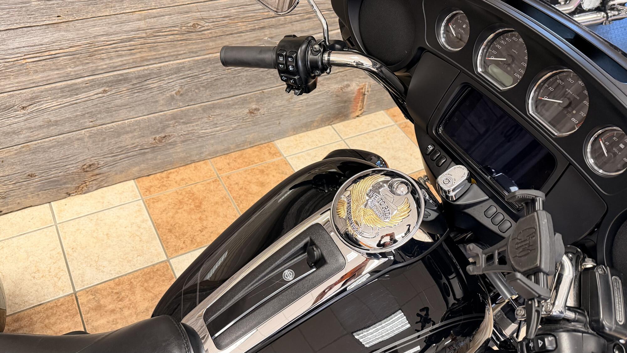 2024 Harley-Davidson® Tri Glide® Ultra Vivid Black, photo 11