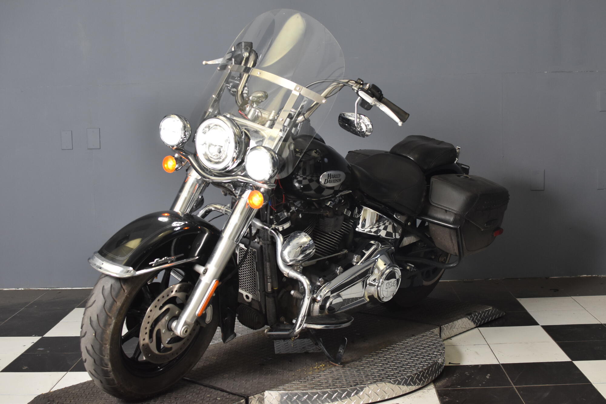2022 Harley-Davidson® Heritage Classic 114 Vivid Black (Black Finish w/Cast Wheels) FLHCS, photo 4