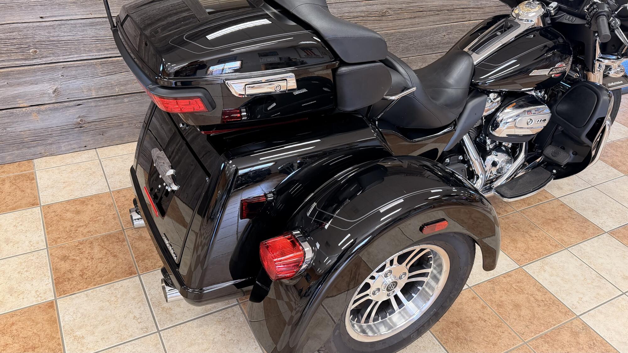 2024 Harley-Davidson® Tri Glide® Ultra Vivid Black, photo 7