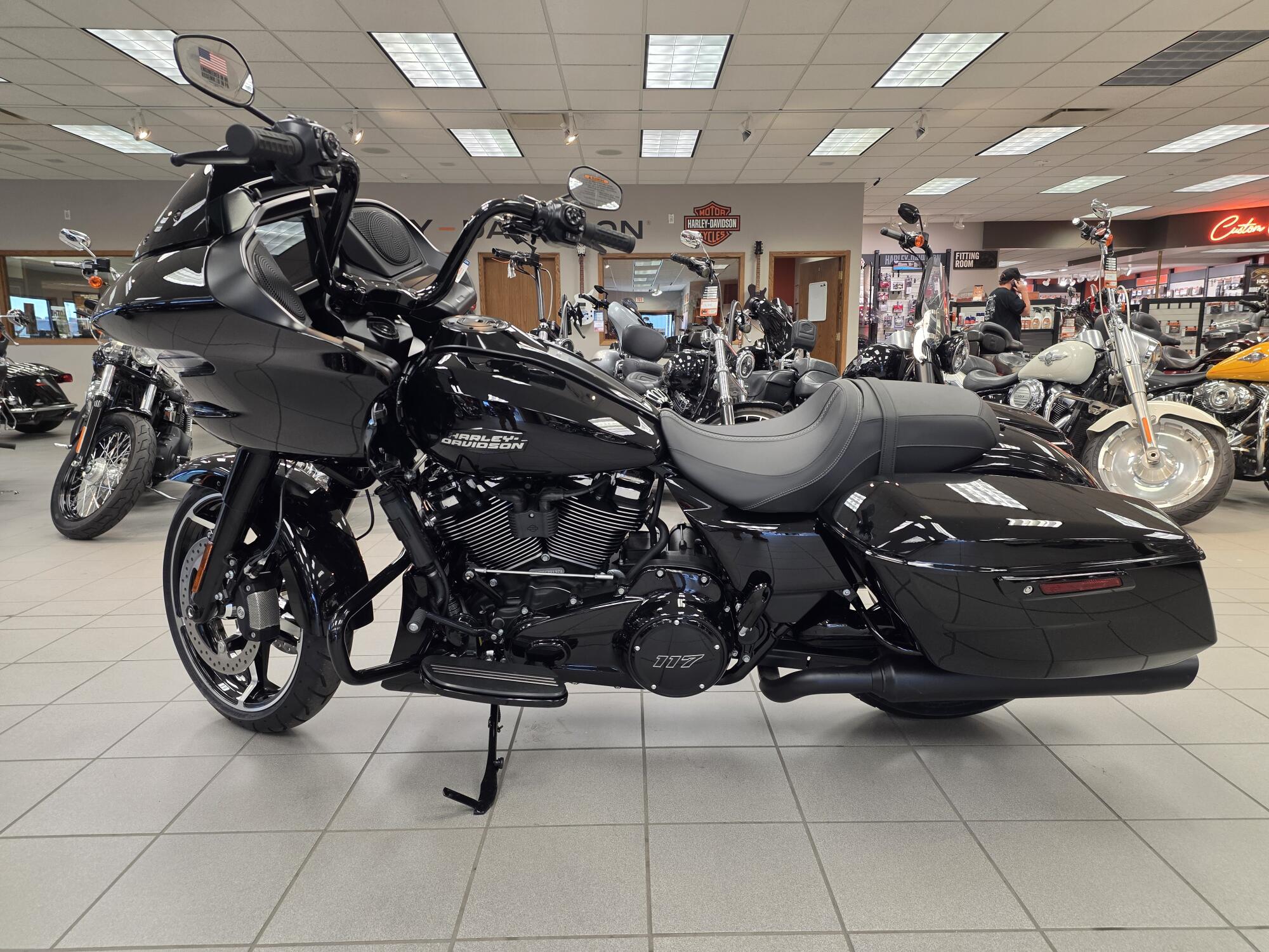 2026 Harley-Davidson® Road Glide® Vivid Black Black Trim, photo 5